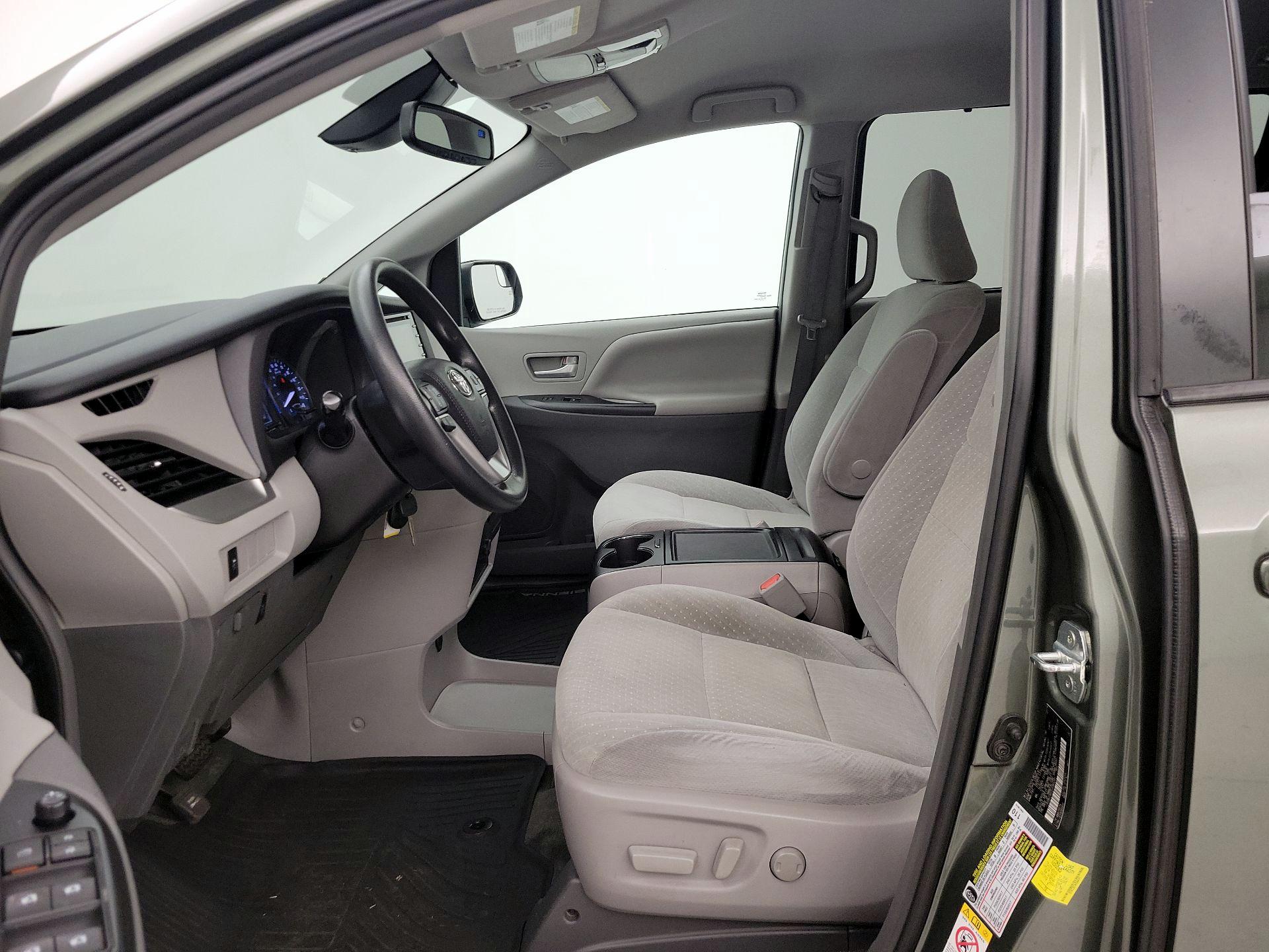 Thumbnail: 2018 Toyota Sienna - 11