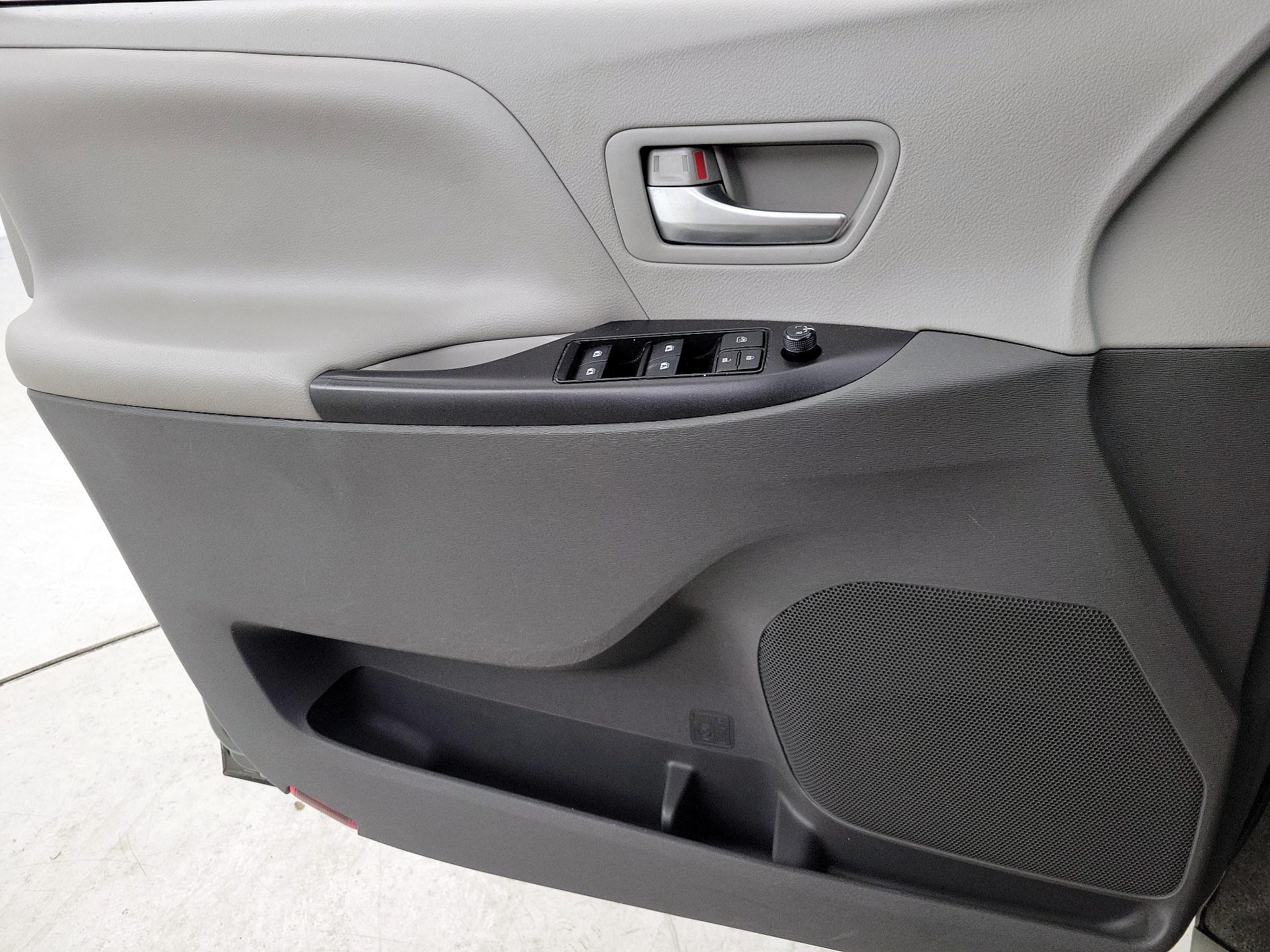 Thumbnail: 2018 Toyota Sienna - 12