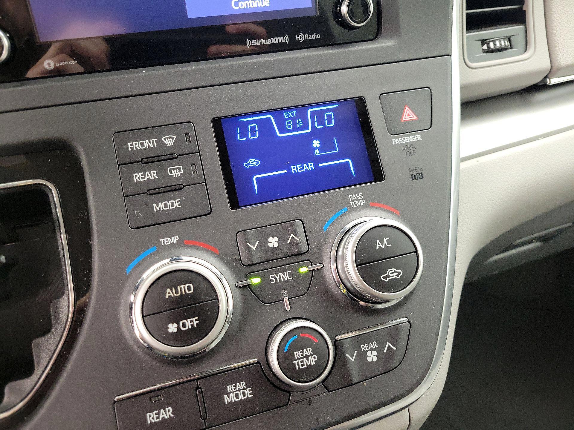 Thumbnail: 2018 Toyota Sienna - 16