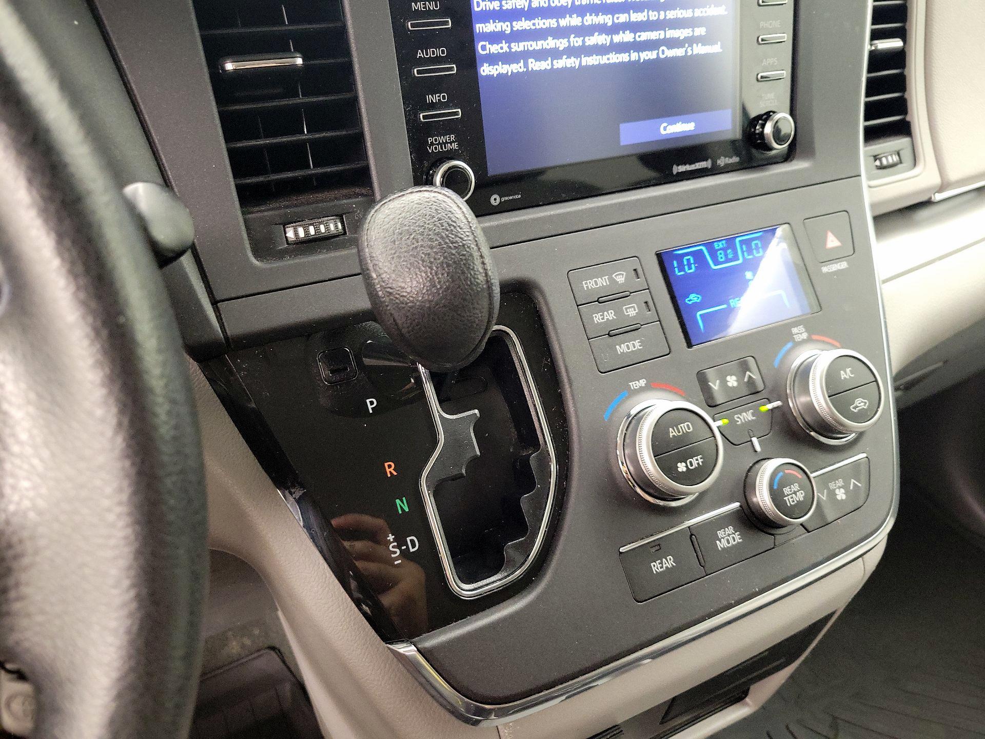 Thumbnail: 2018 Toyota Sienna - 17