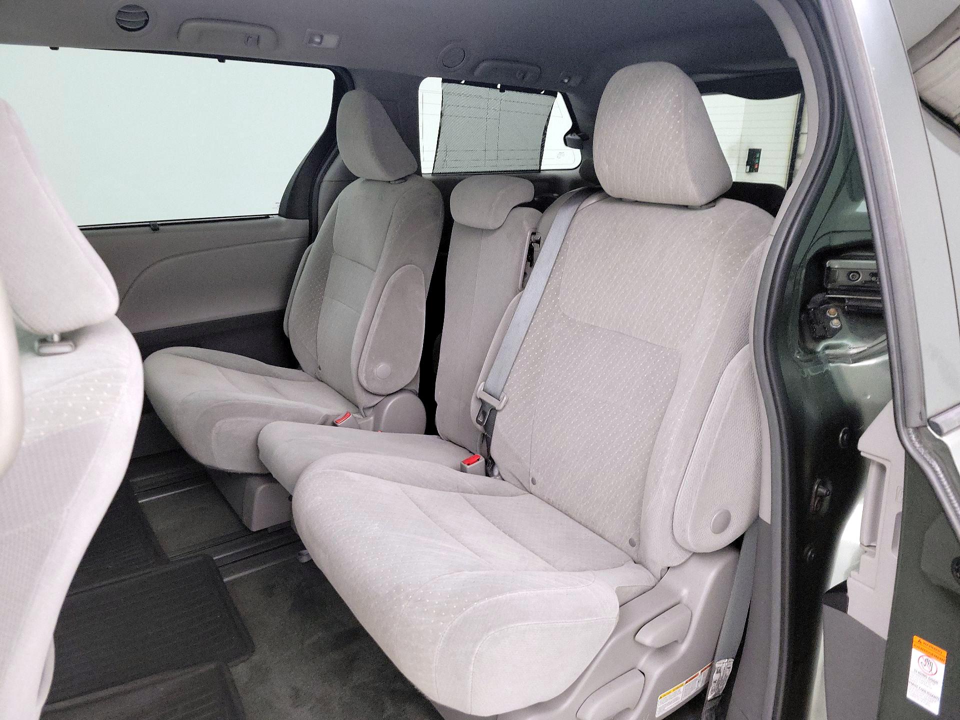 Thumbnail: 2018 Toyota Sienna - 19