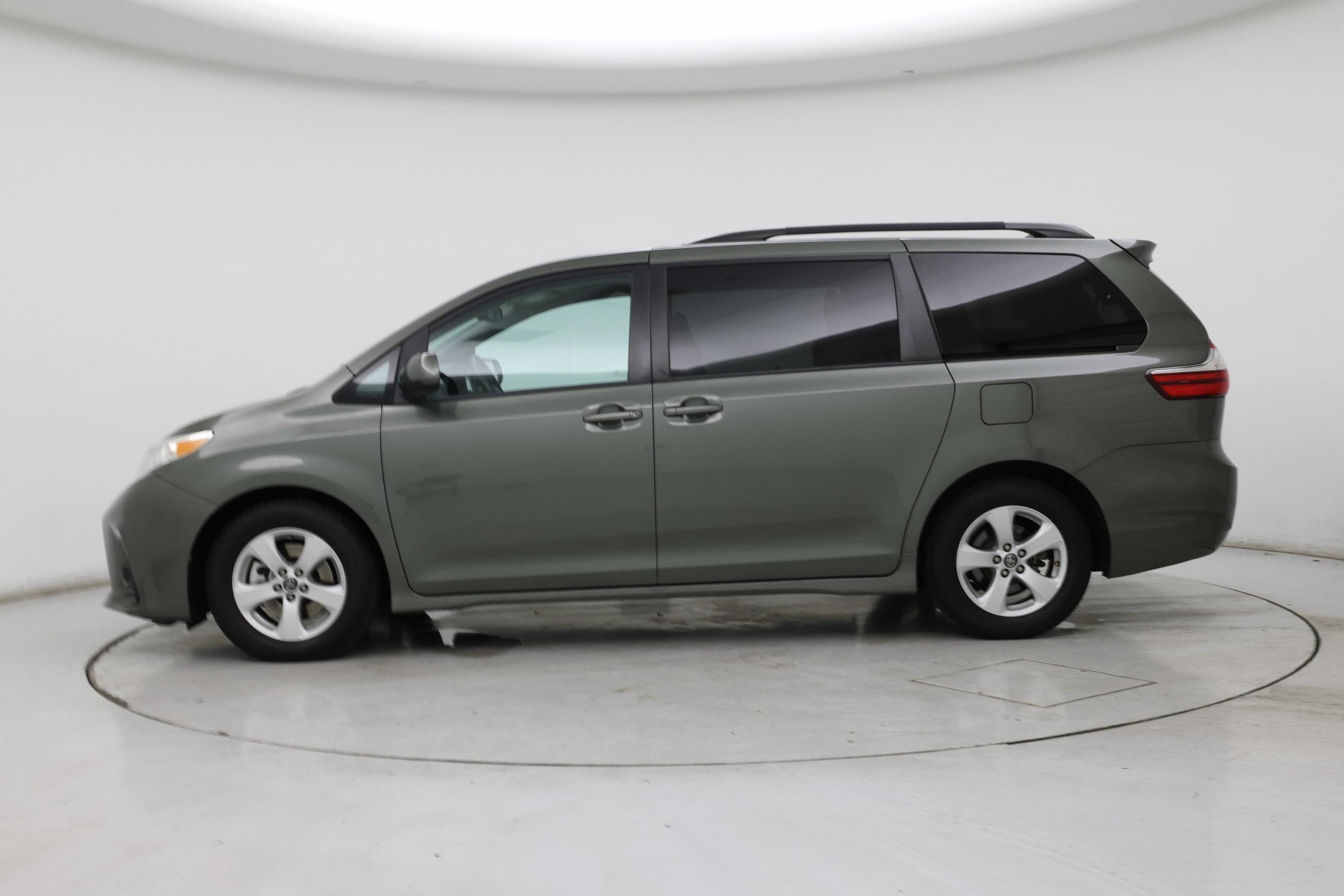 Thumbnail: 2018 Toyota Sienna - 3