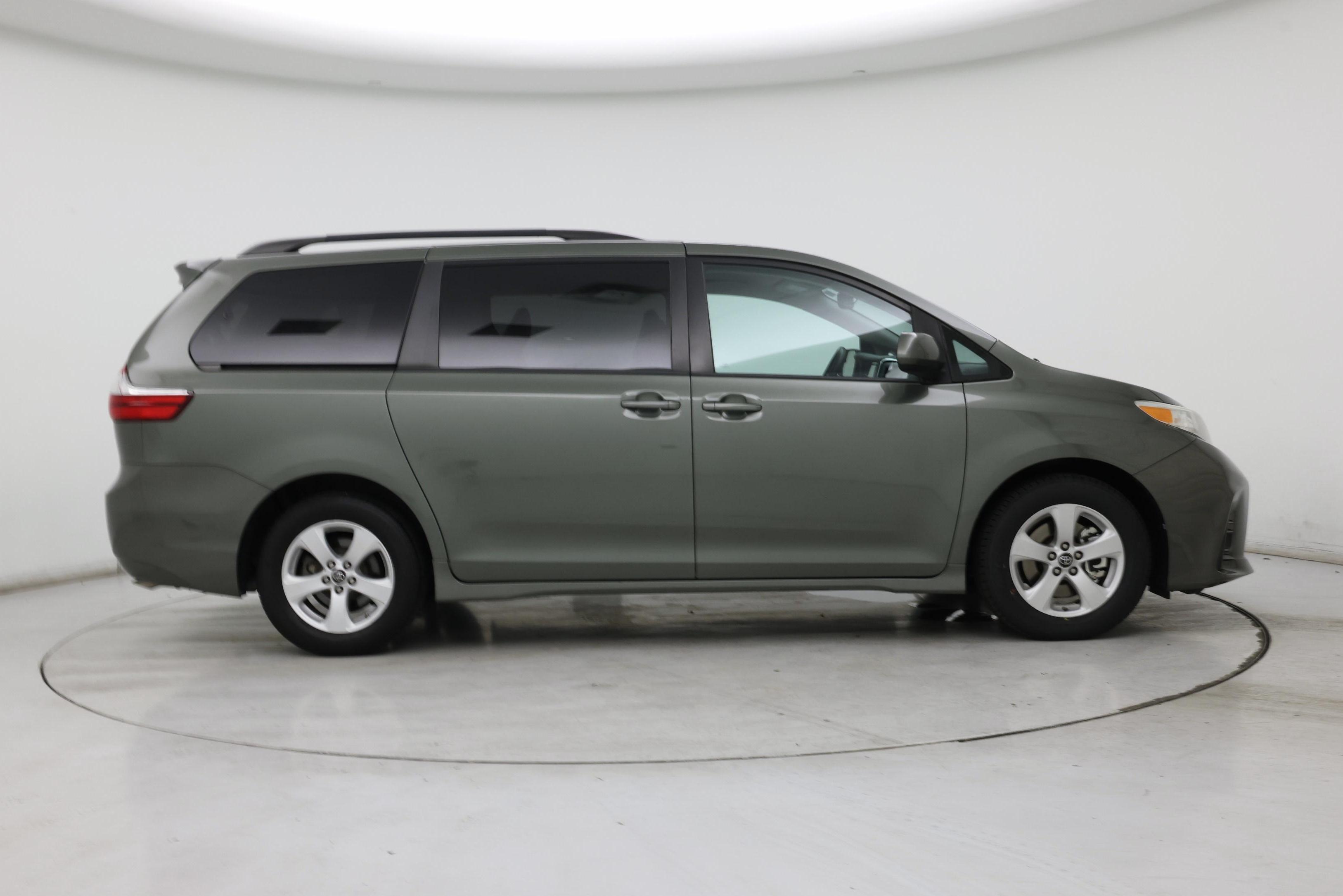 Thumbnail: 2018 Toyota Sienna - 7