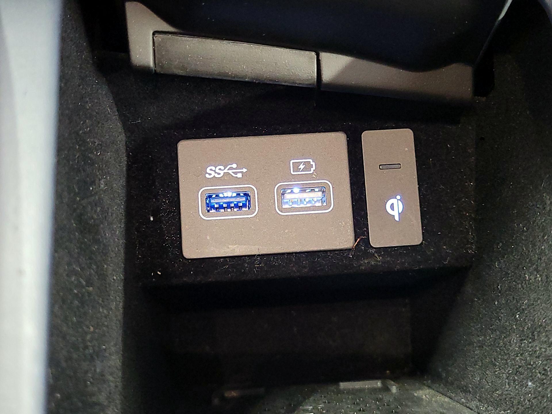 Thumbnail: 2022 Genesis GV70 - 19