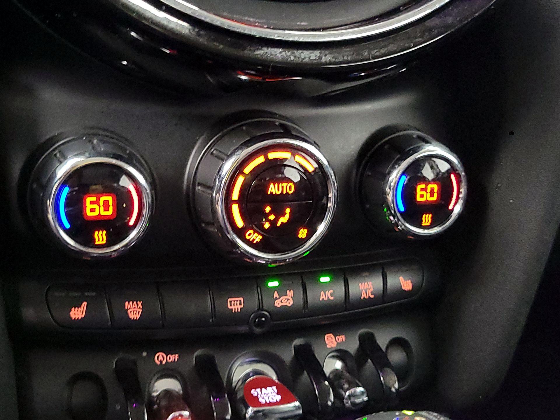 Thumbnail: 2016 MINI Cooper Hardtop - 17