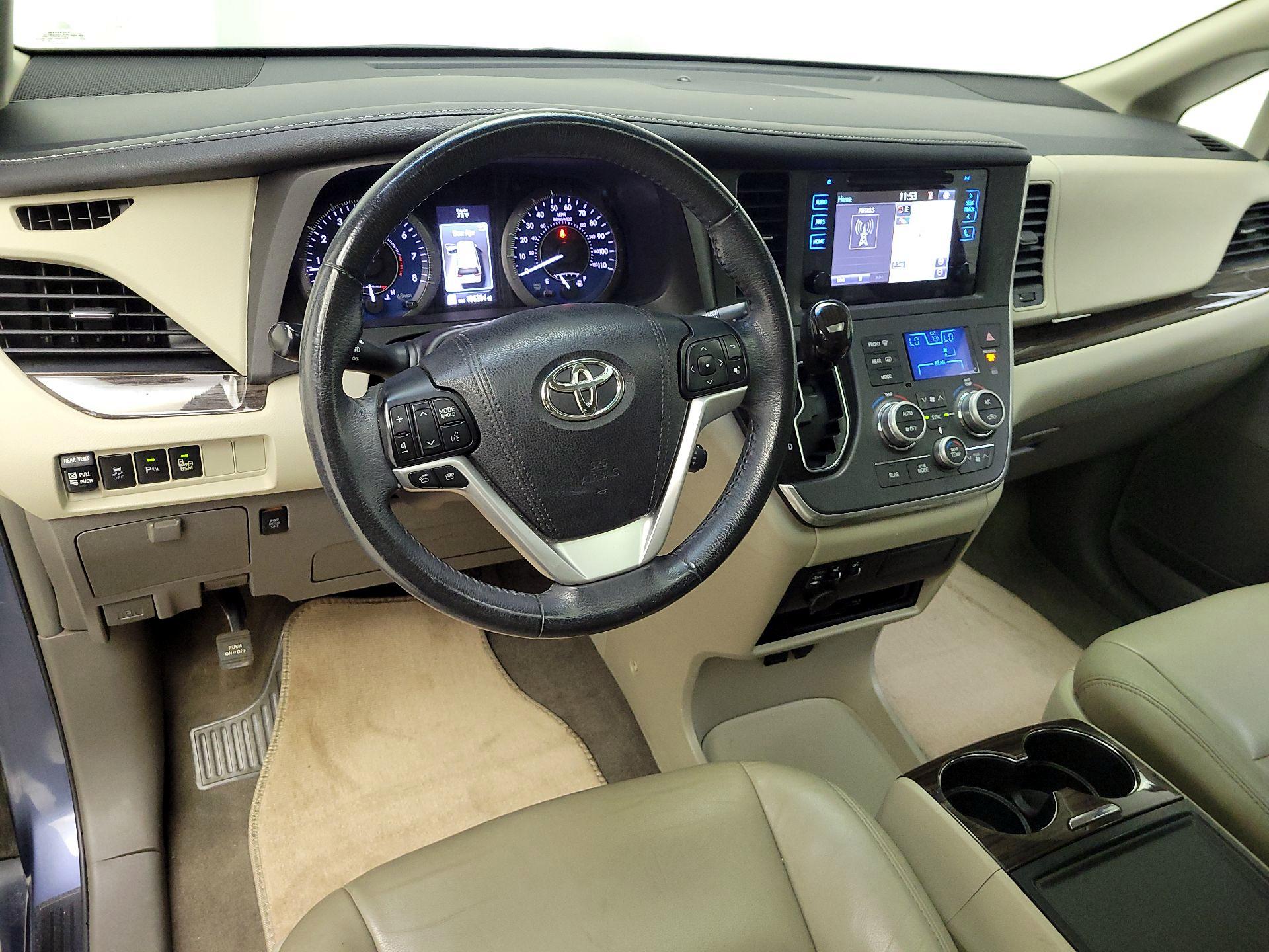 Thumbnail: 2017 Toyota Sienna - 9