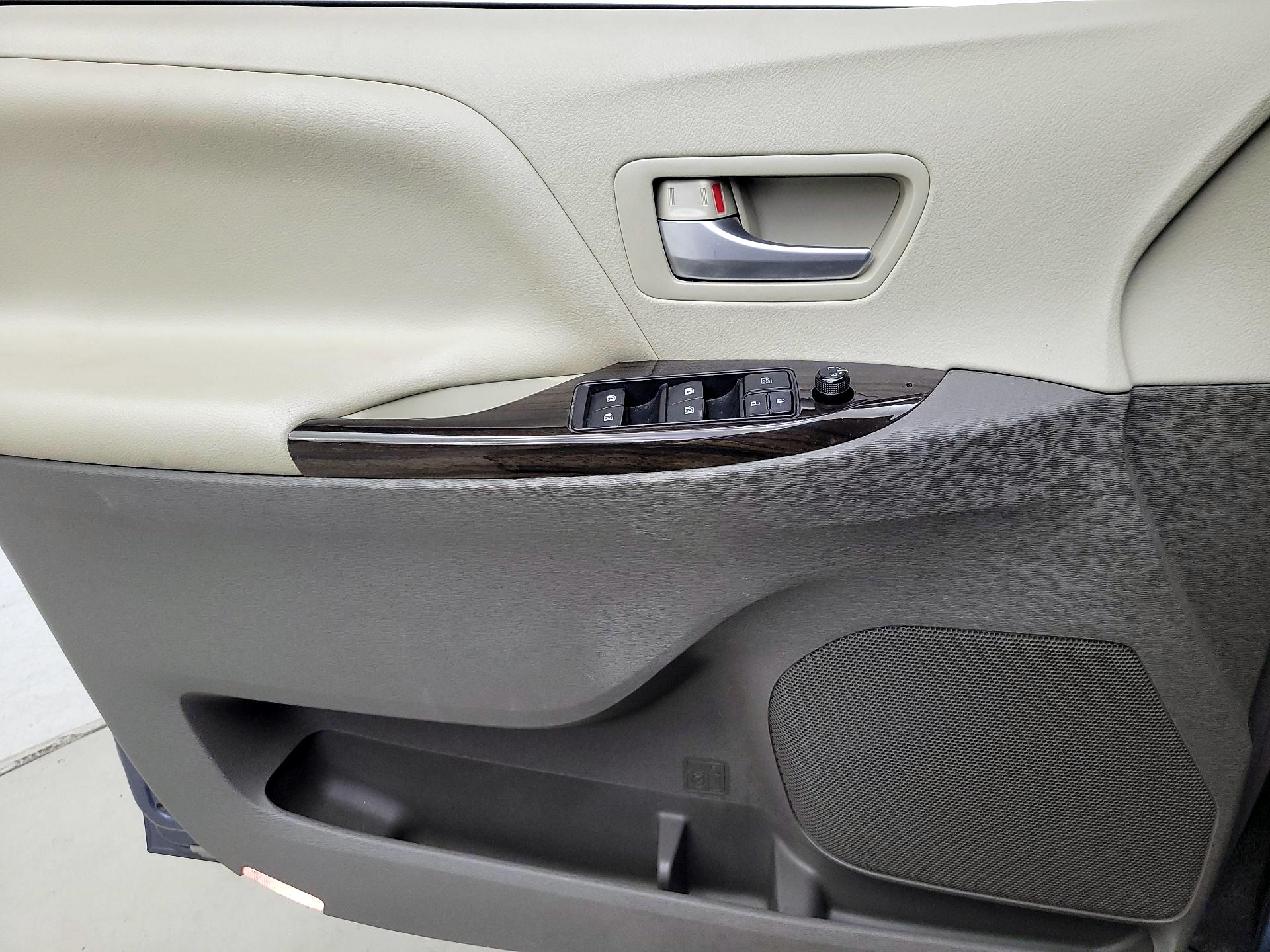 Thumbnail: 2017 Toyota Sienna - 12