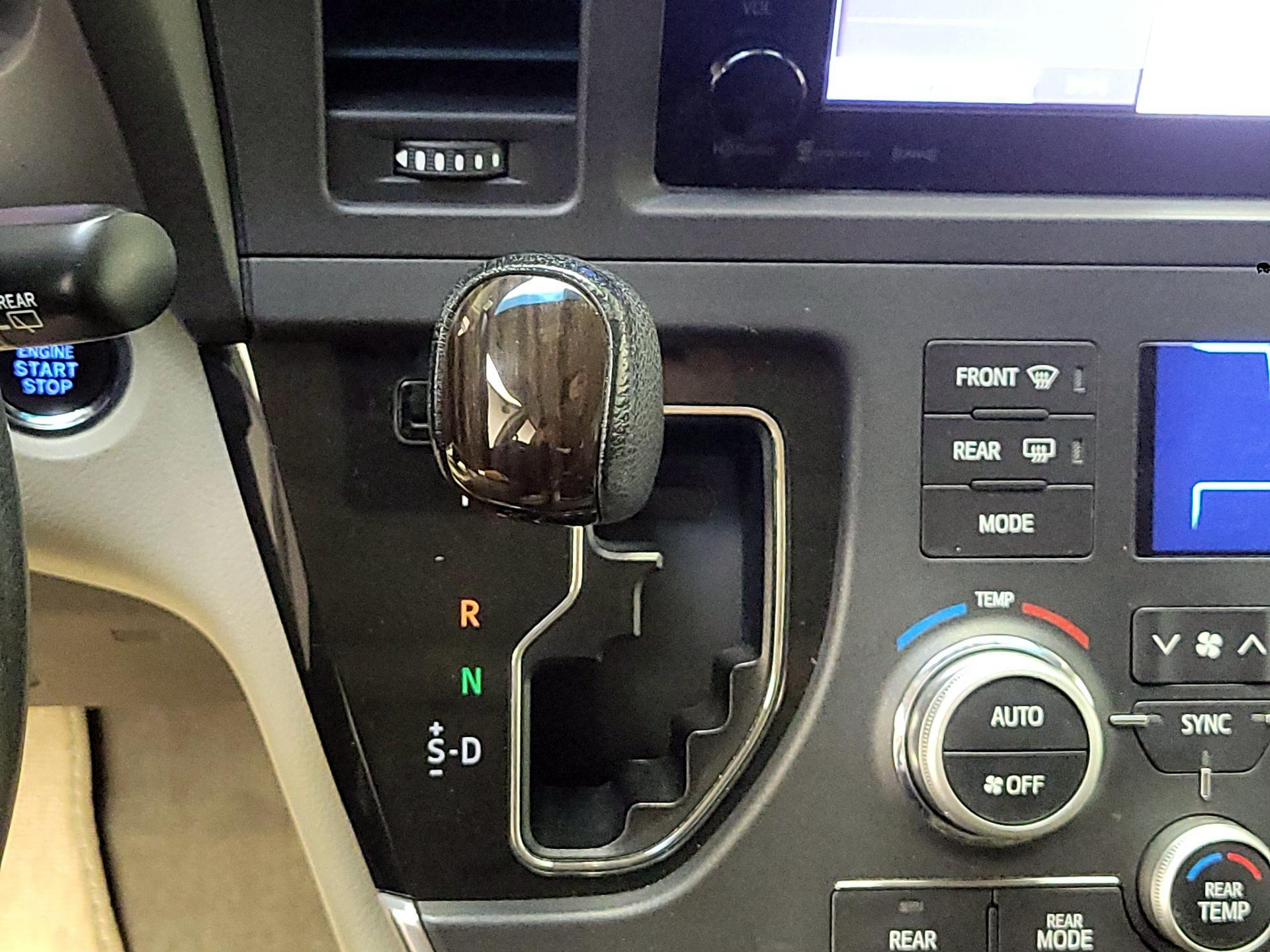 Thumbnail: 2017 Toyota Sienna - 18