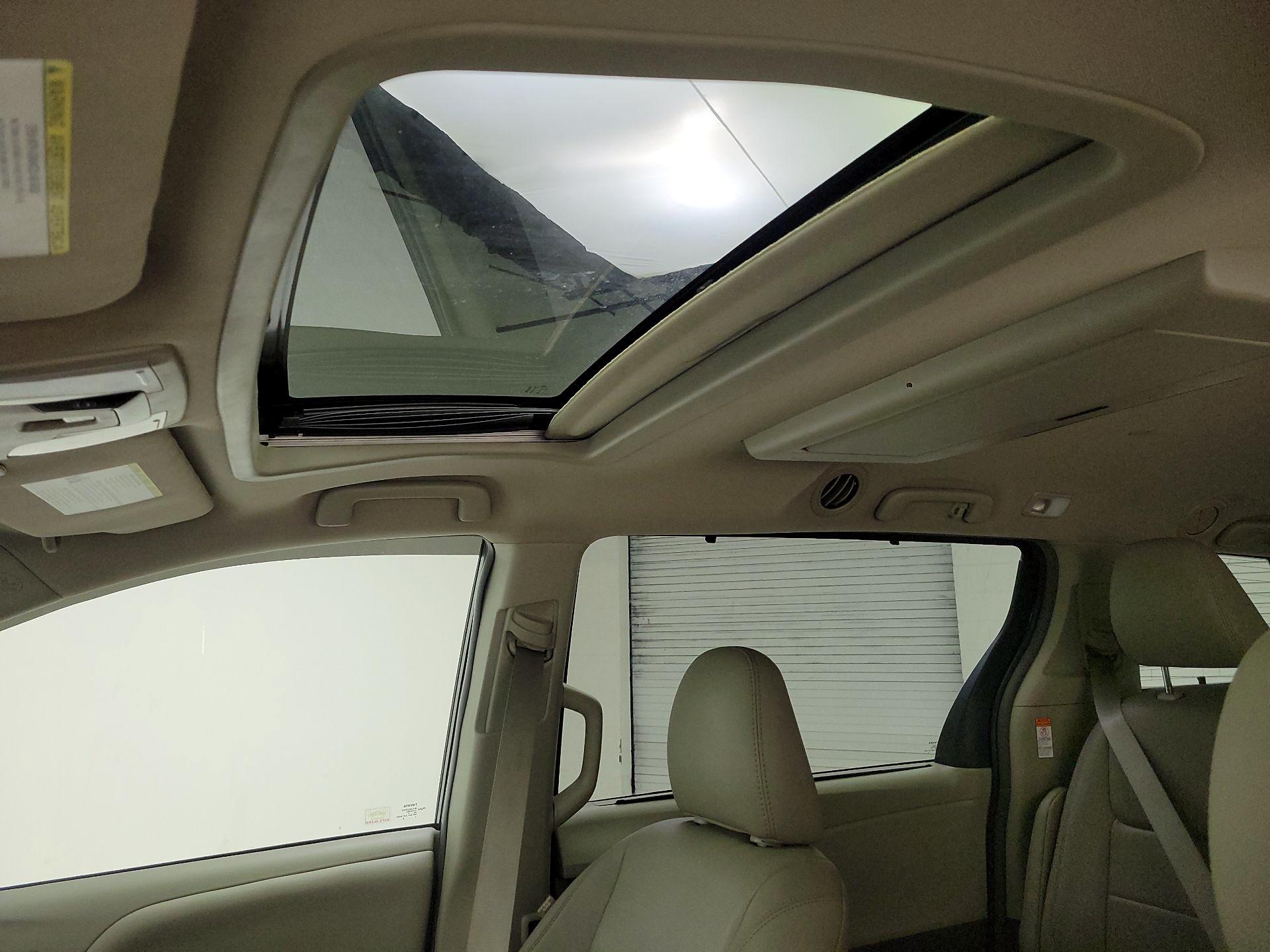 Thumbnail: 2017 Toyota Sienna - 20