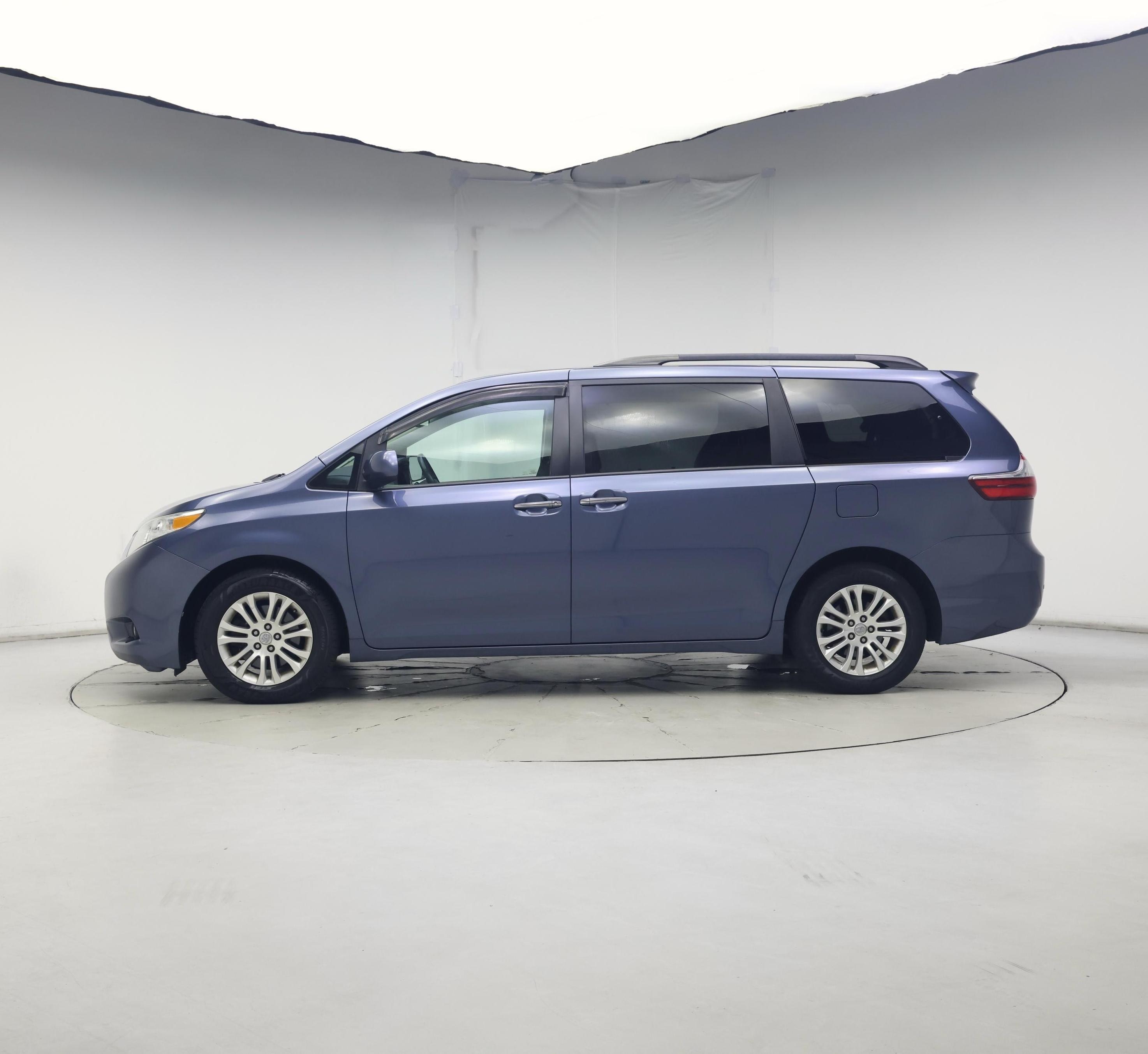 Thumbnail: 2017 Toyota Sienna - 3