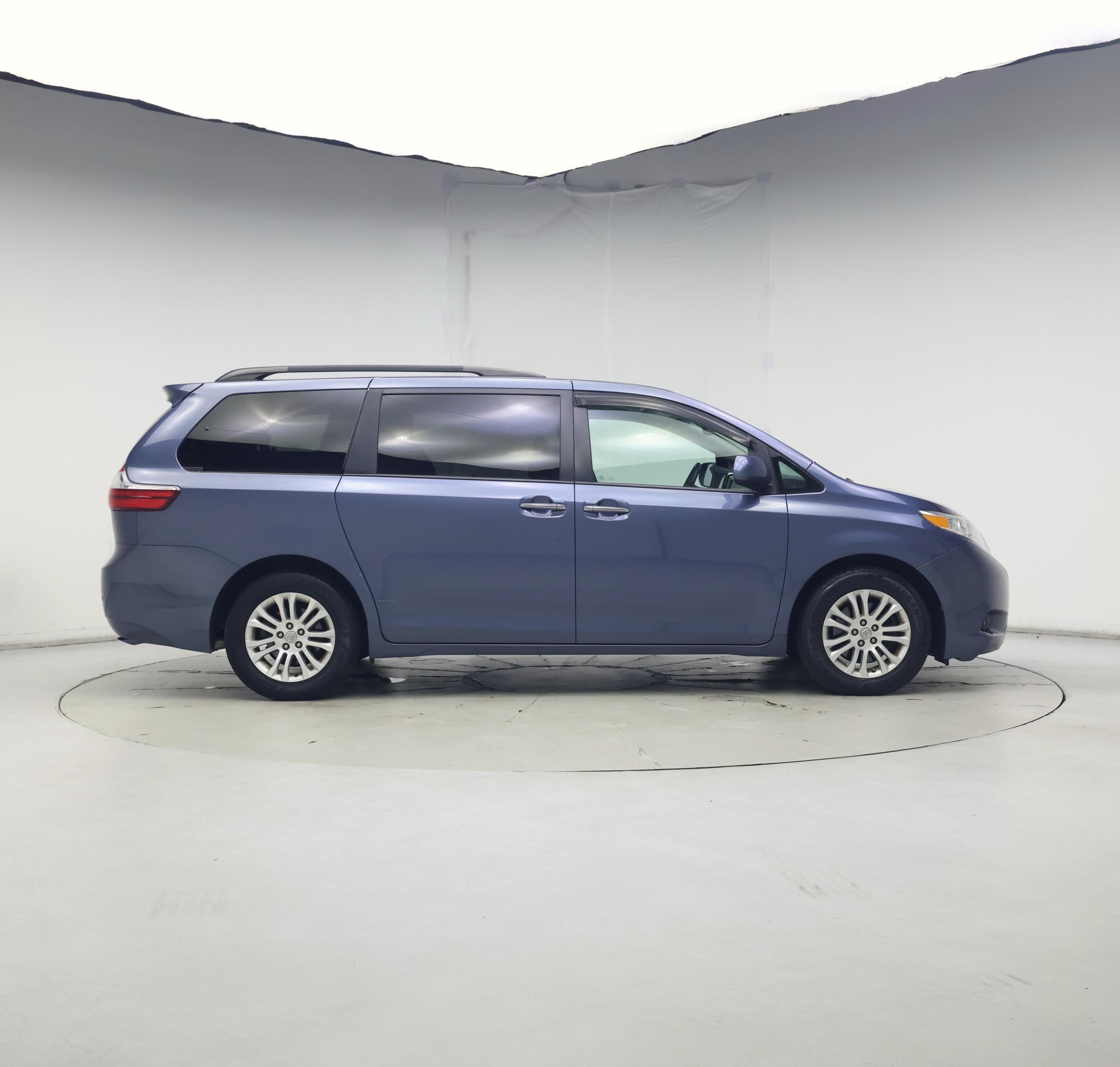 Thumbnail: 2017 Toyota Sienna - 7