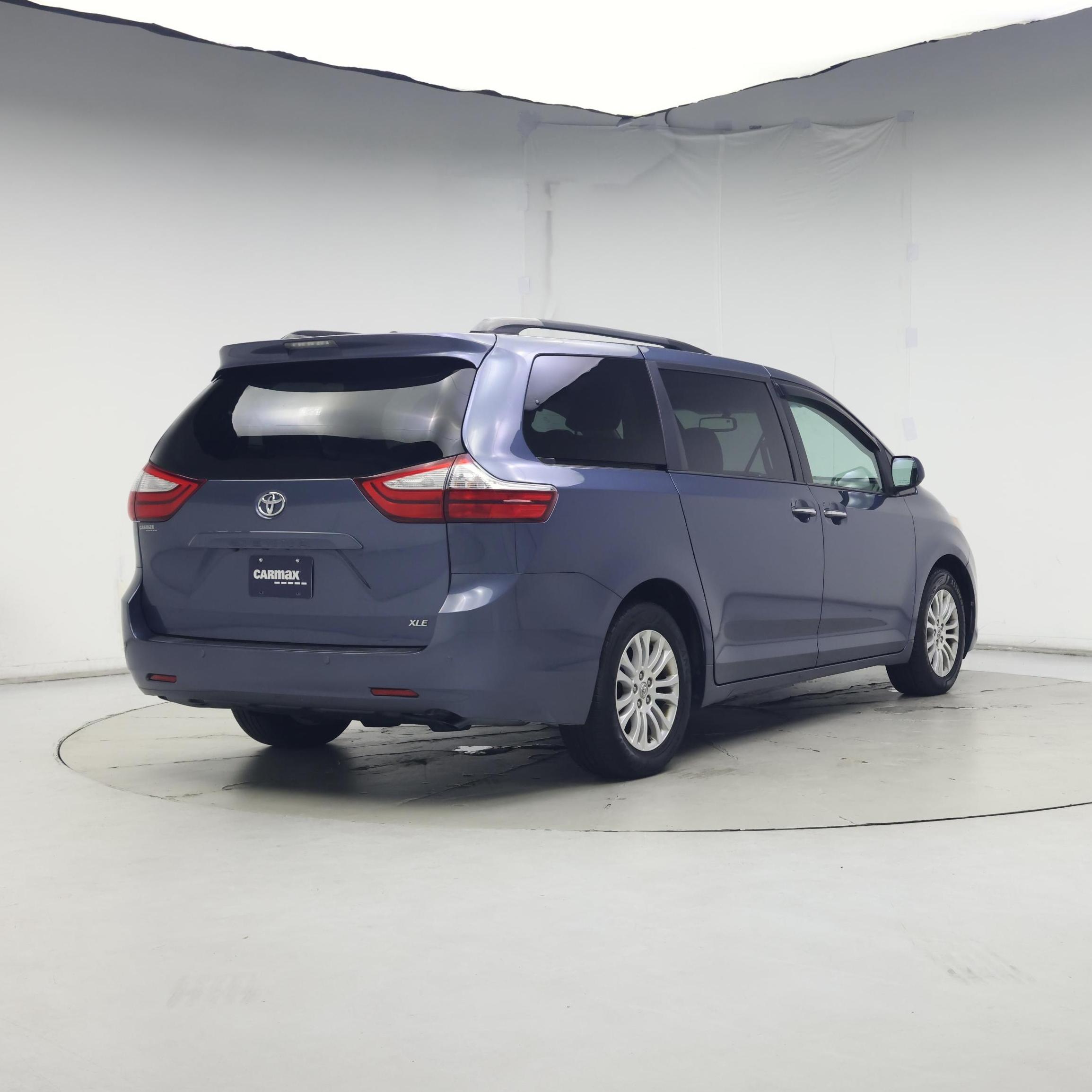 Thumbnail: 2017 Toyota Sienna - 8