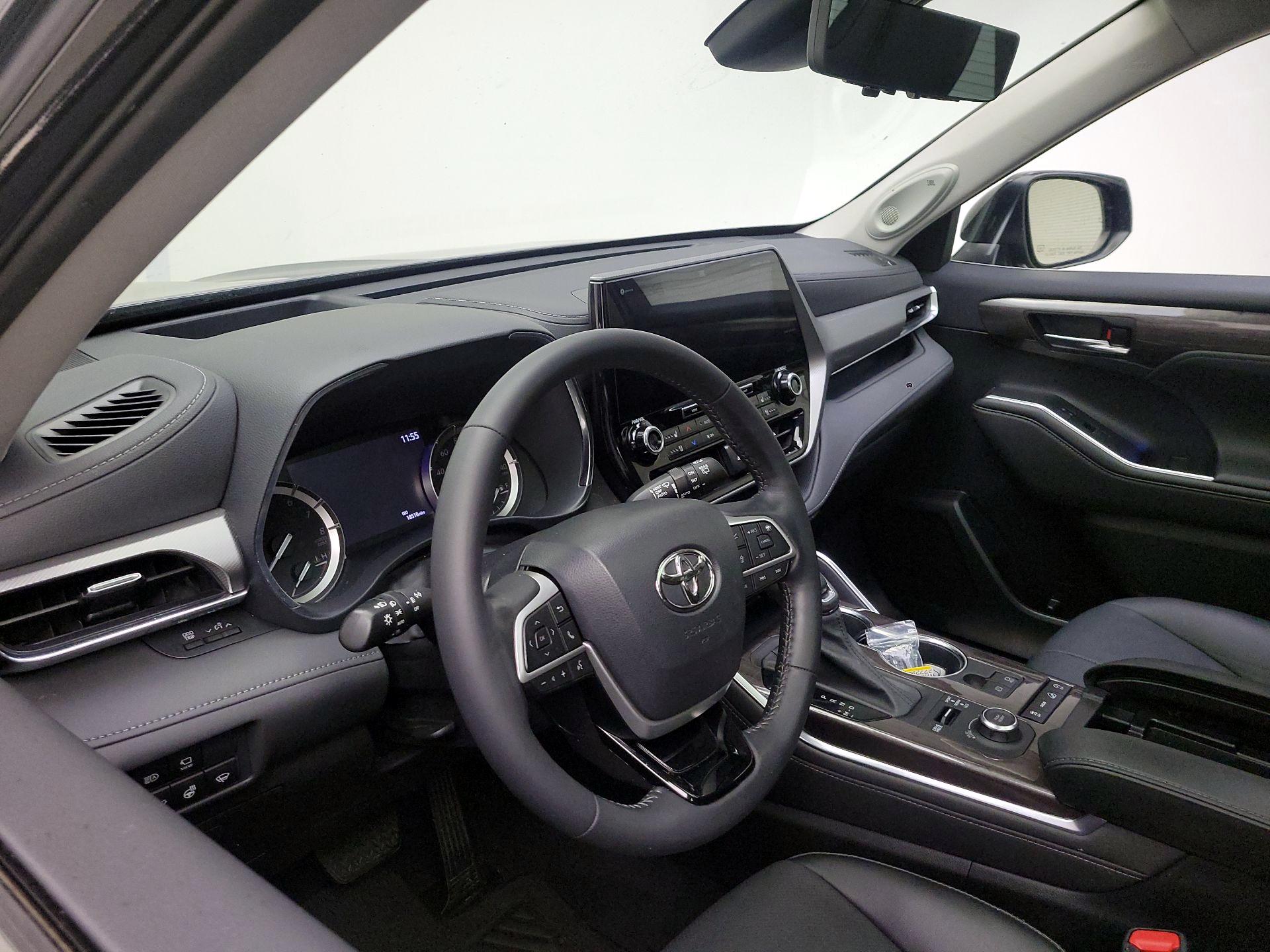 Thumbnail: 2022 Toyota Highlander - 9