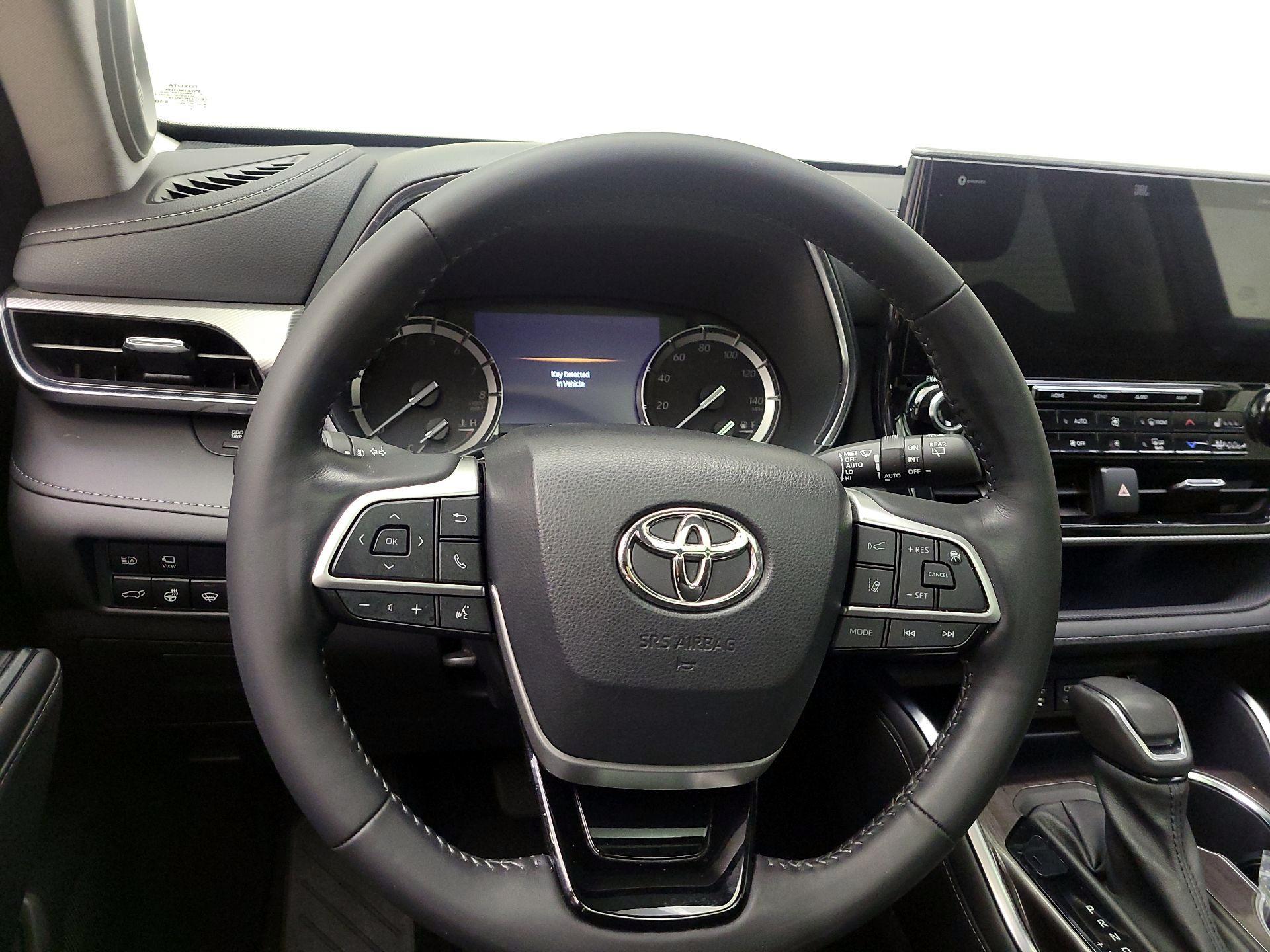 Thumbnail: 2022 Toyota Highlander - 10