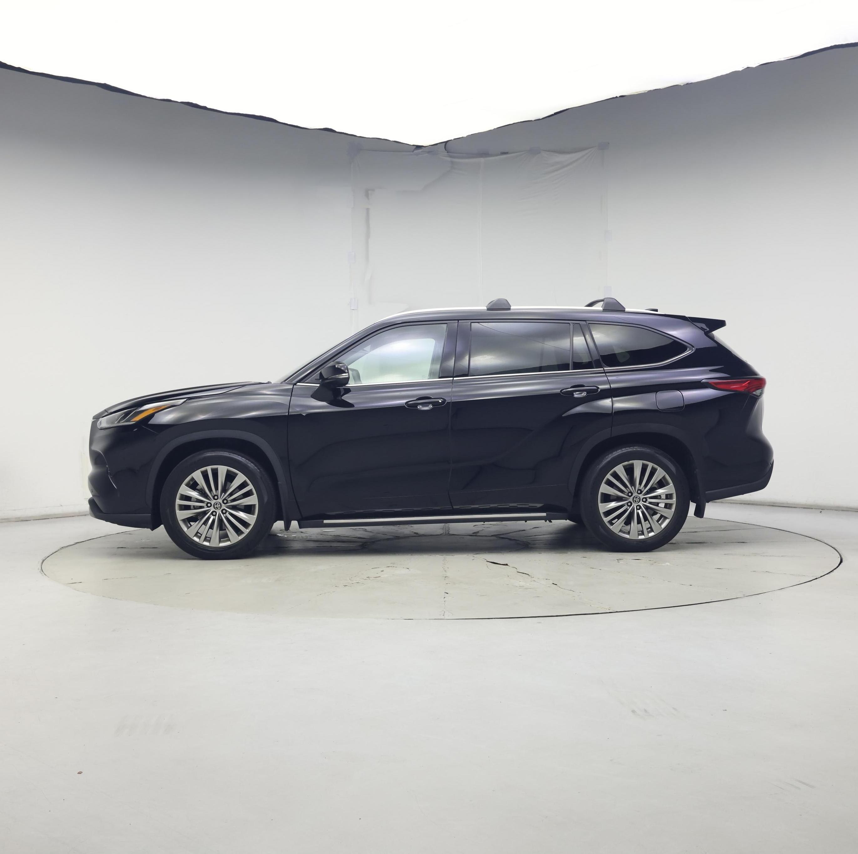 Thumbnail: 2022 Toyota Highlander - 3