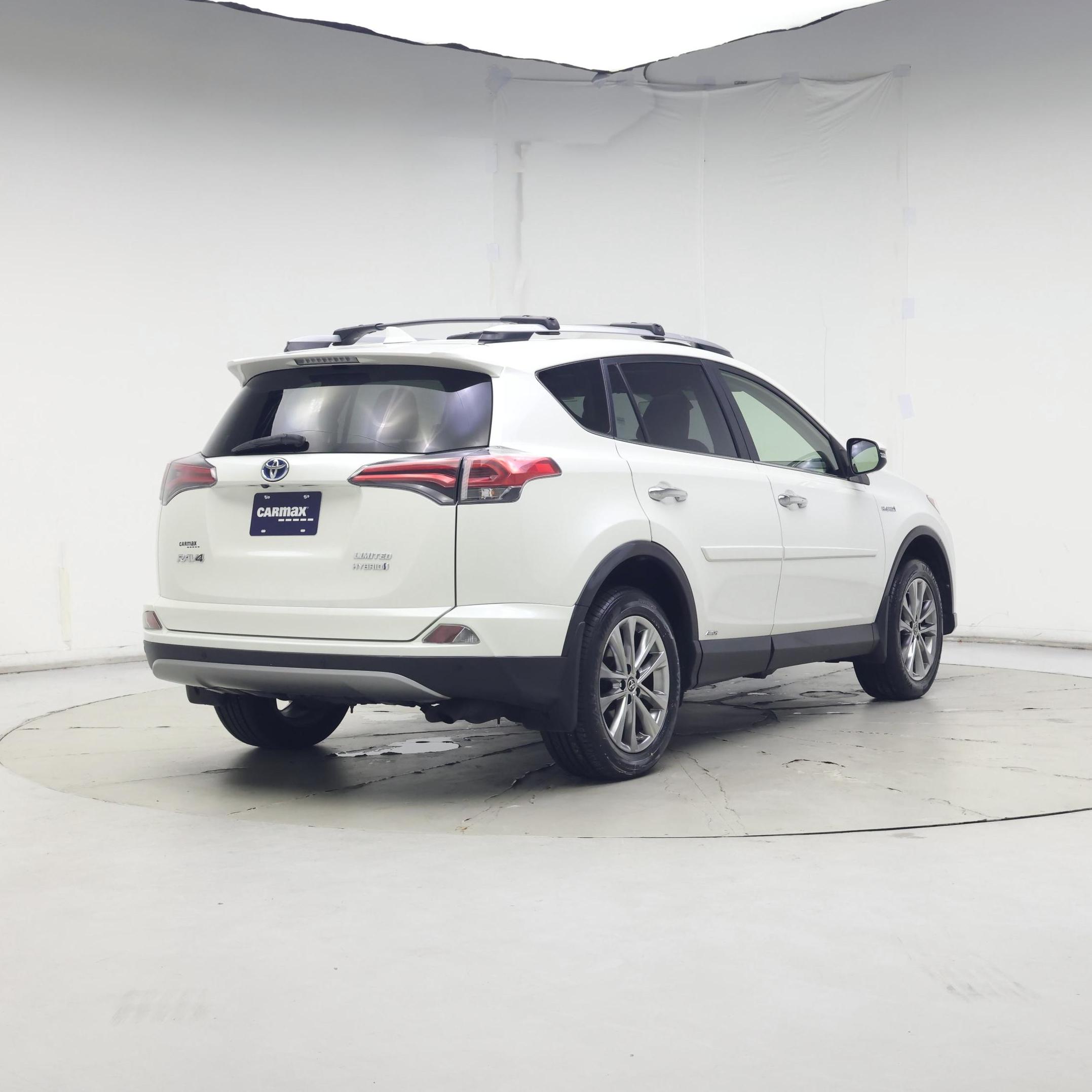 Thumbnail: 2017 Toyota RAV4 - 8