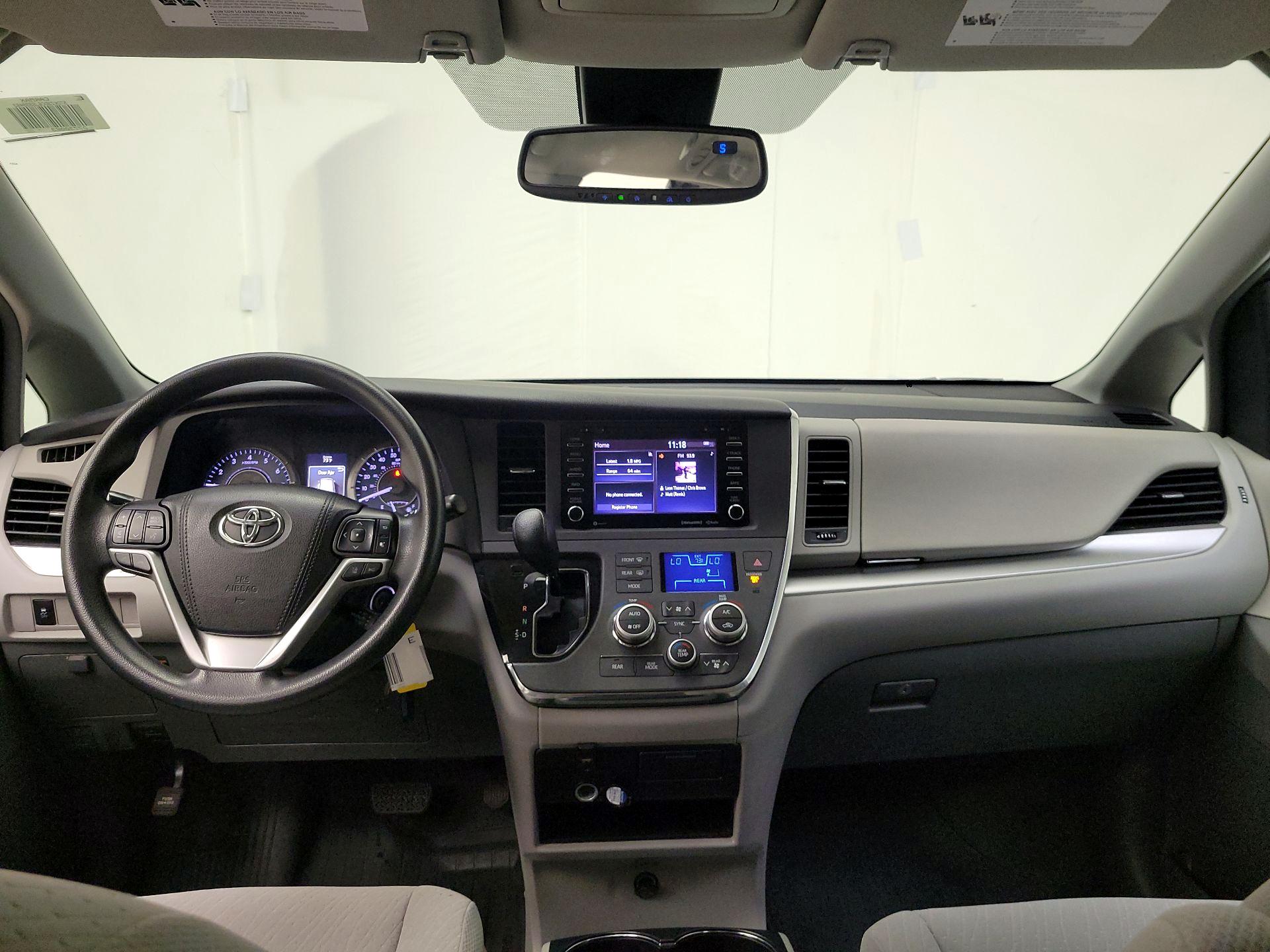 Thumbnail: 2018 Toyota Sienna - 9