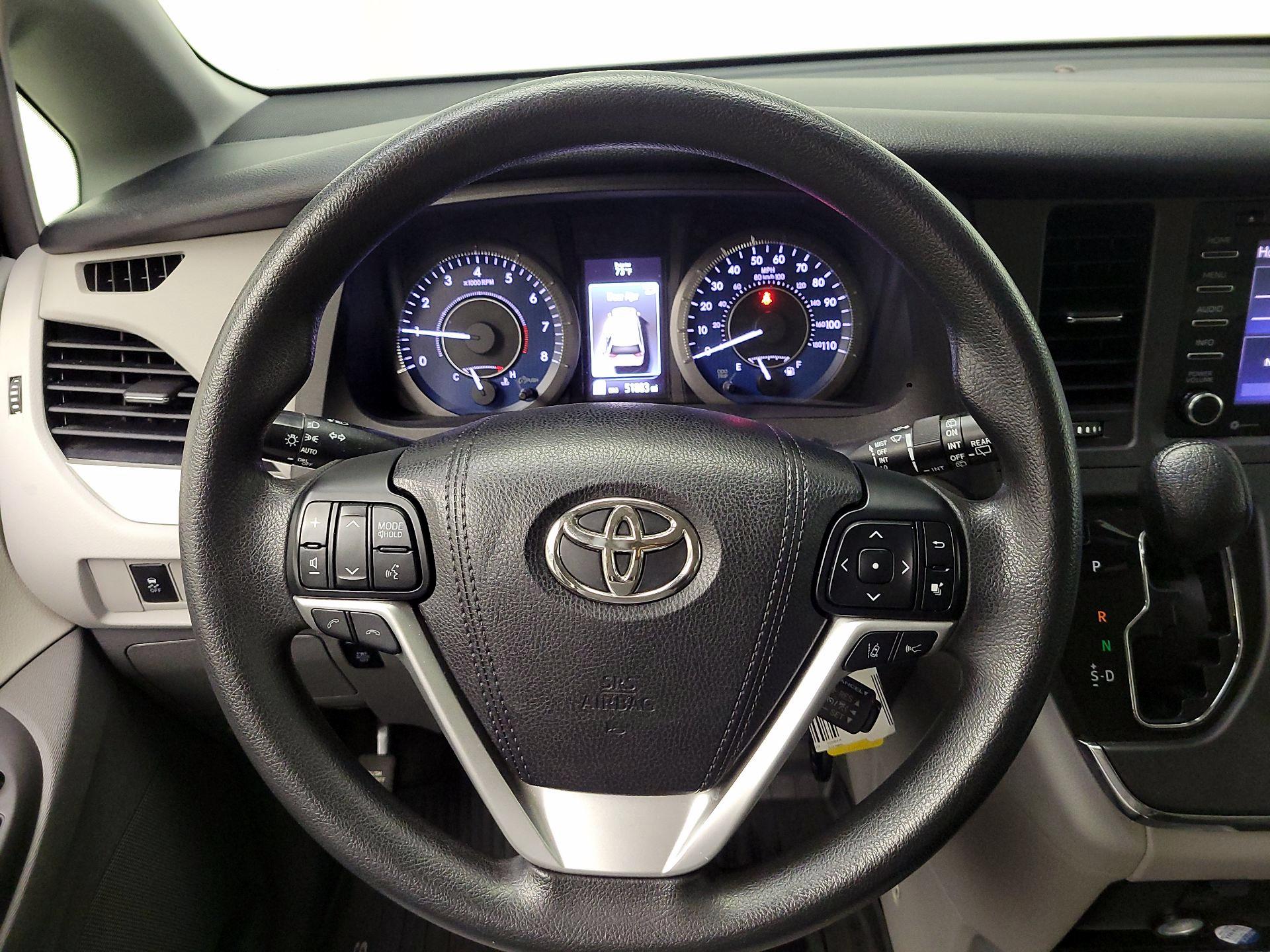 Thumbnail: 2018 Toyota Sienna - 10