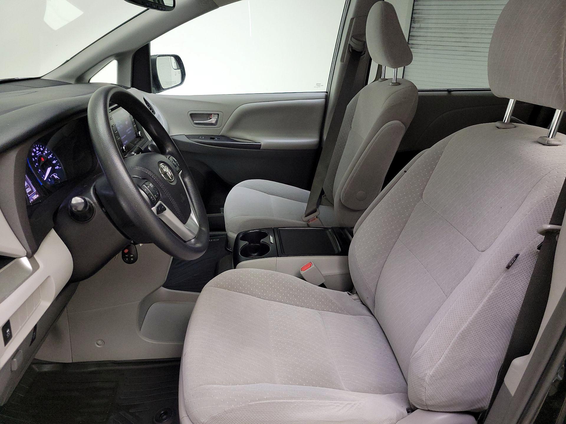 Thumbnail: 2018 Toyota Sienna - 11