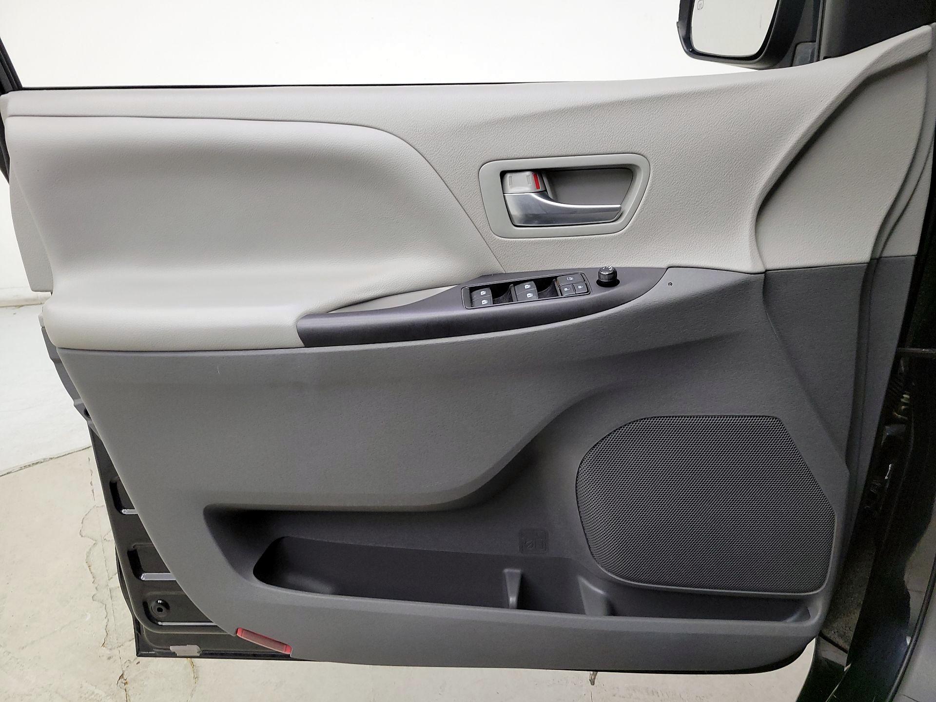 Thumbnail: 2018 Toyota Sienna - 12
