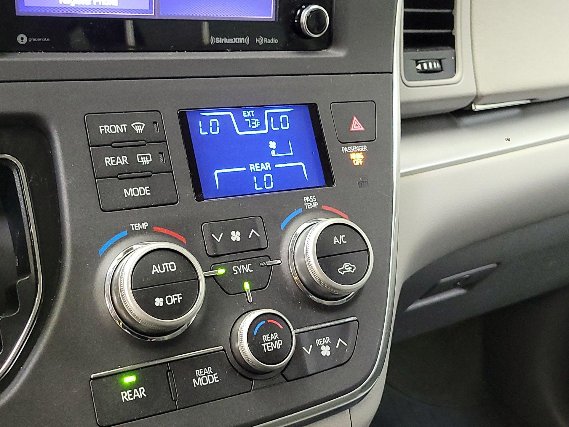 Thumbnail: 2018 Toyota Sienna - 16
