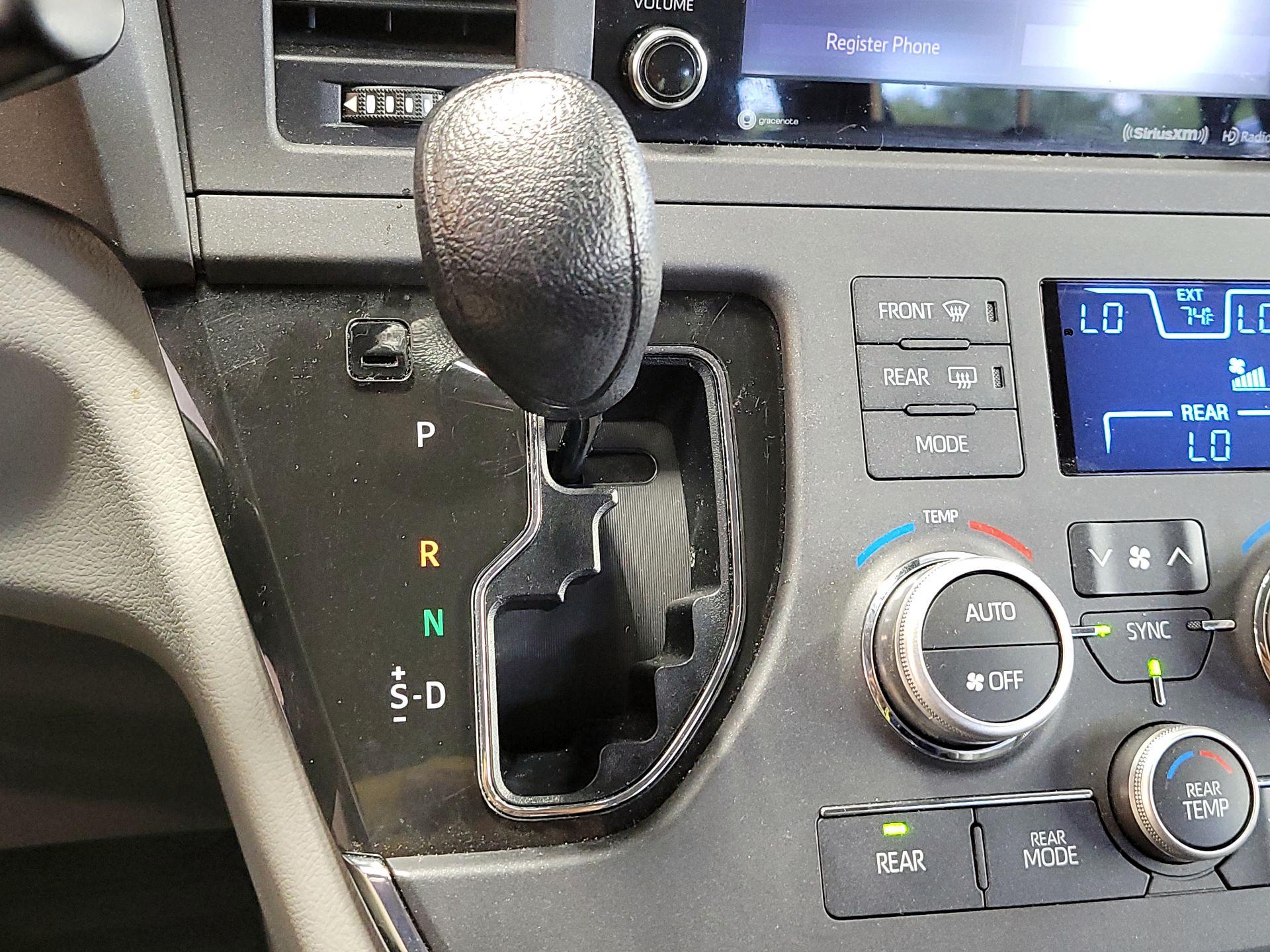 Thumbnail: 2018 Toyota Sienna - 17
