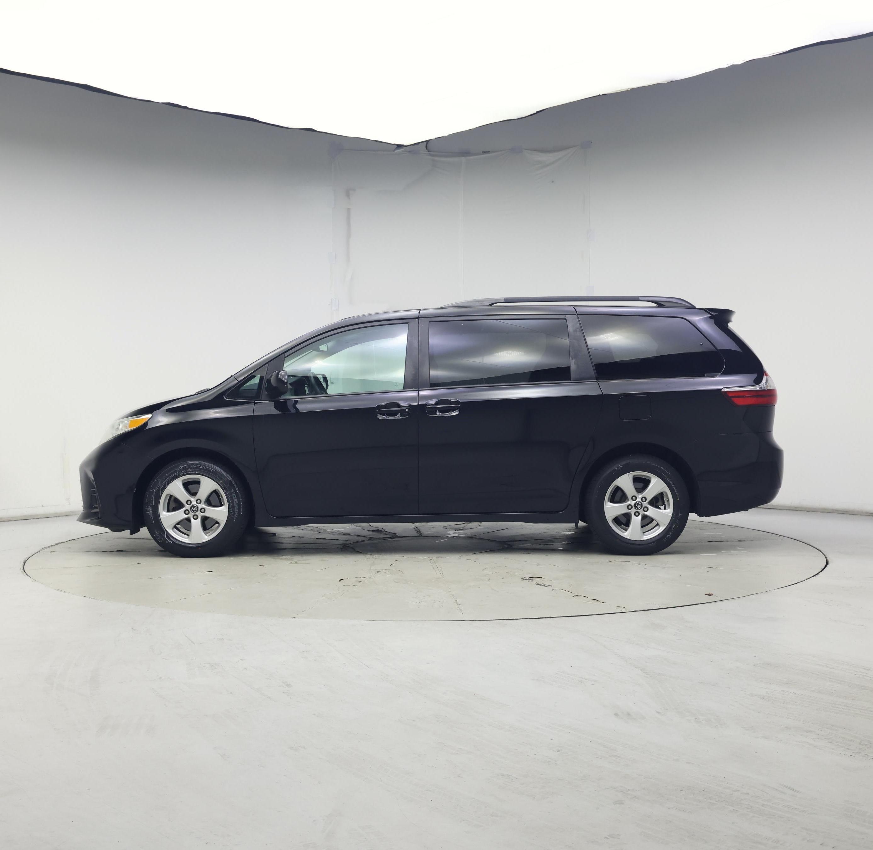 Thumbnail: 2018 Toyota Sienna - 3