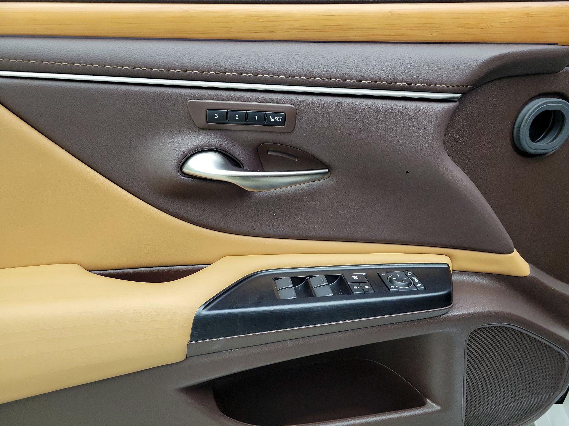 Thumbnail: 2020 Lexus ES - 12