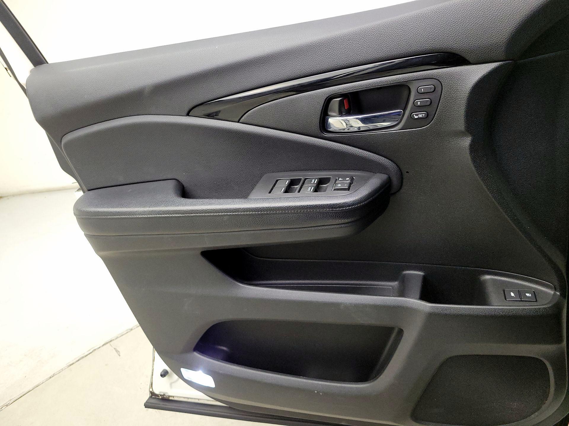 Thumbnail: 2018 Honda Pilot - 12