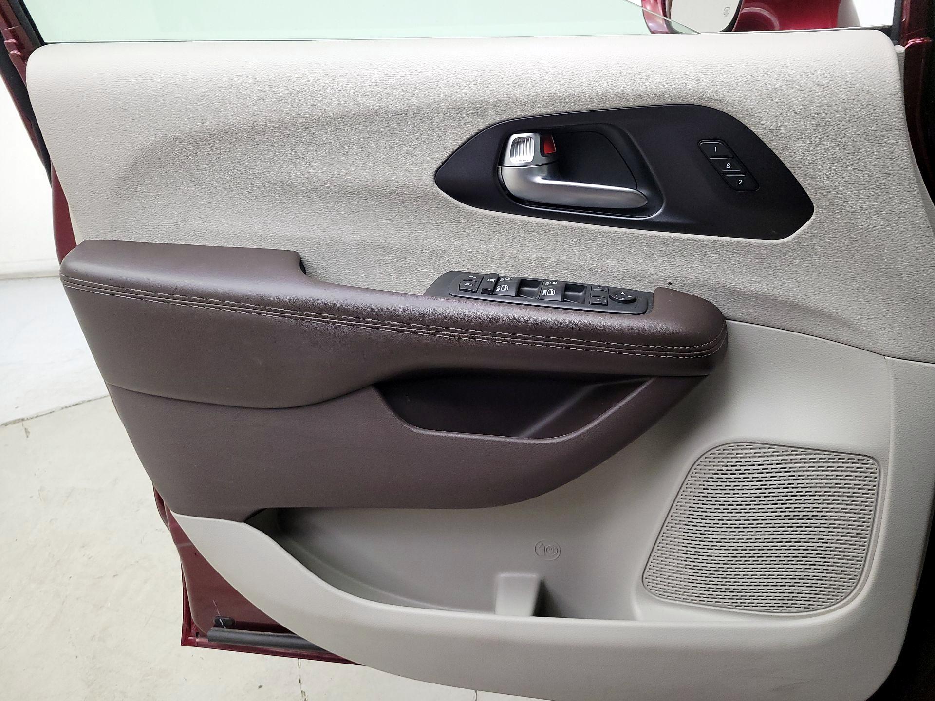 Thumbnail: 2020 Chrysler Pacifica - 12