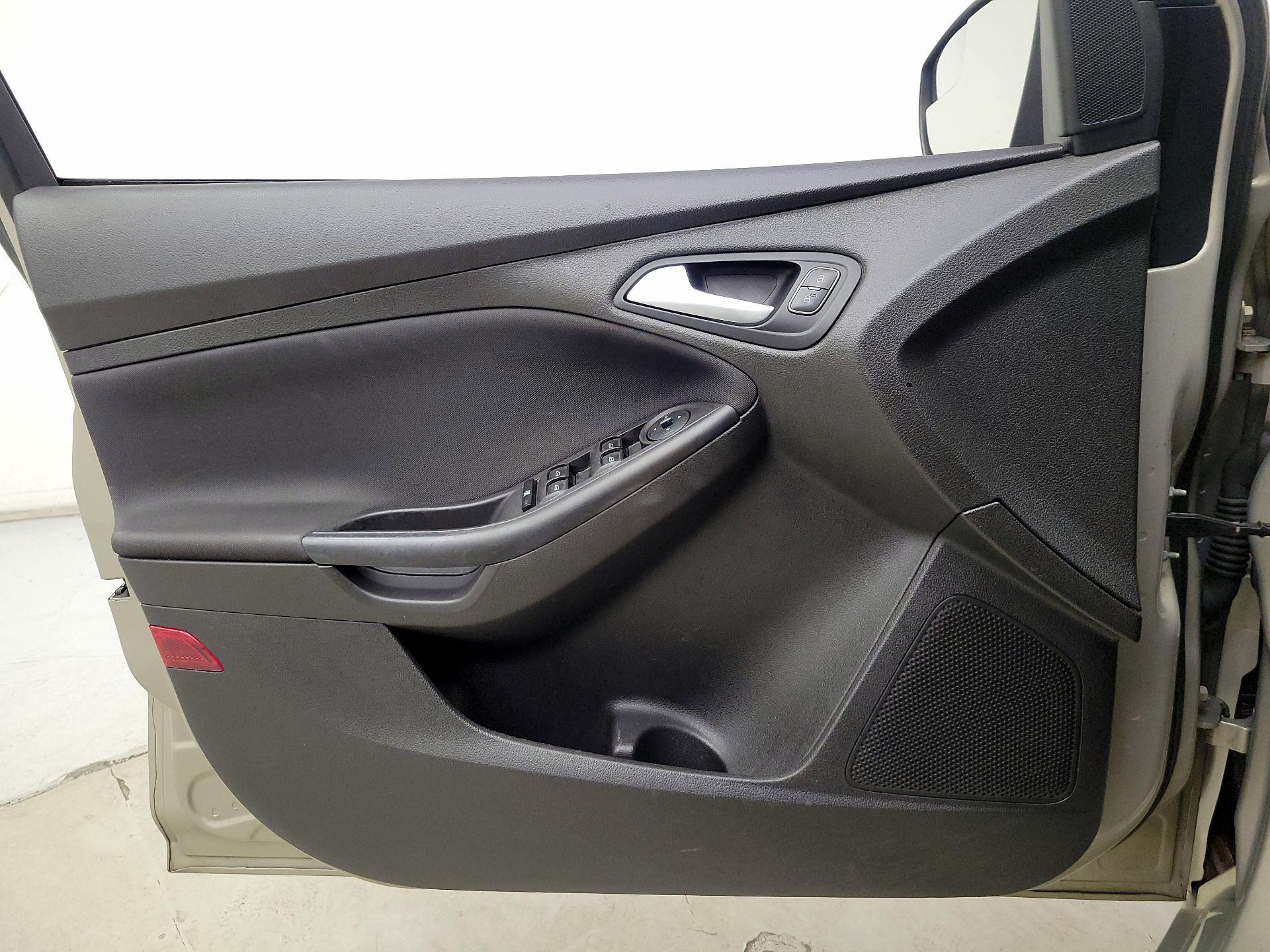 Thumbnail: 2015 Ford Focus - 12
