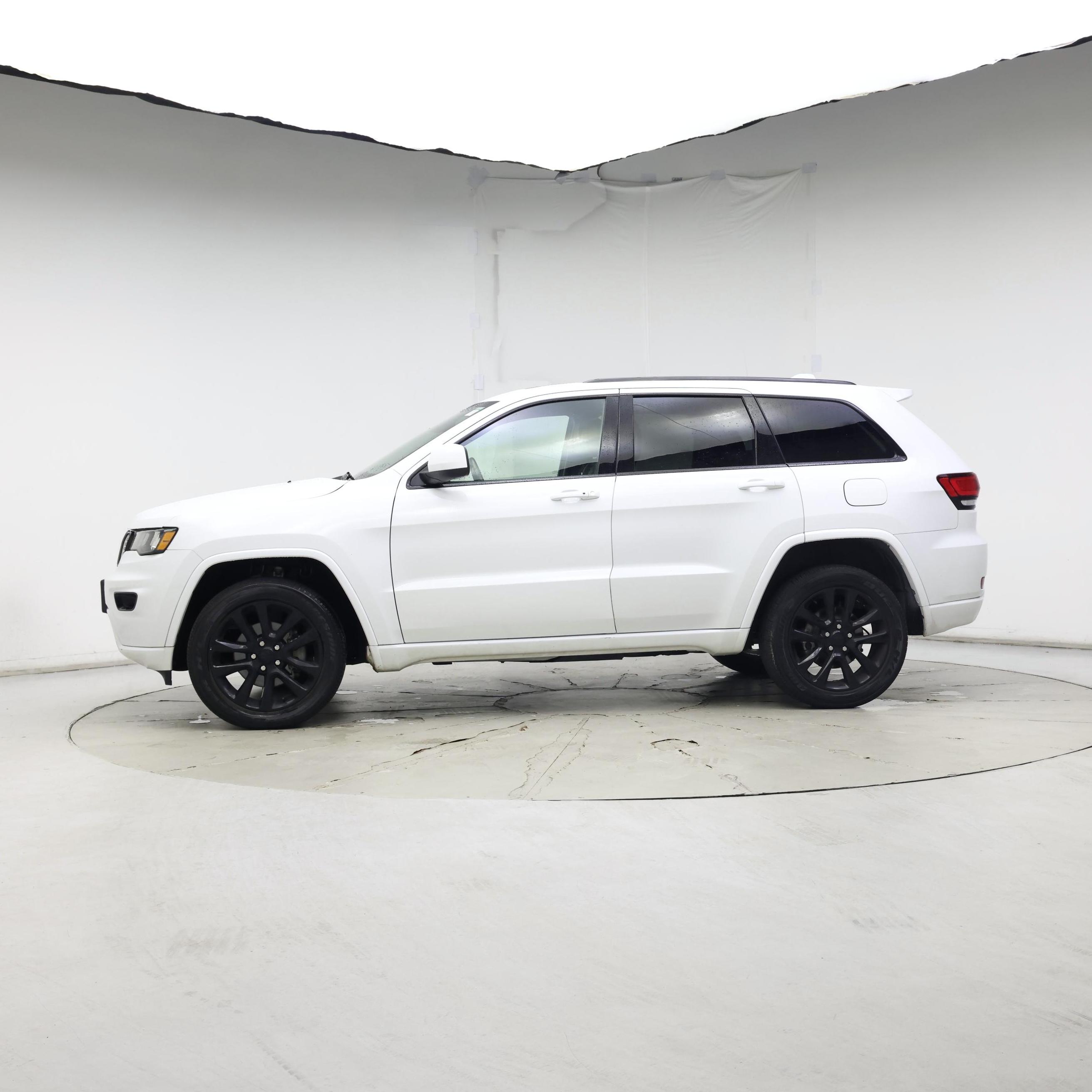 Thumbnail: 2020 Jeep Grand Cherokee - 3
