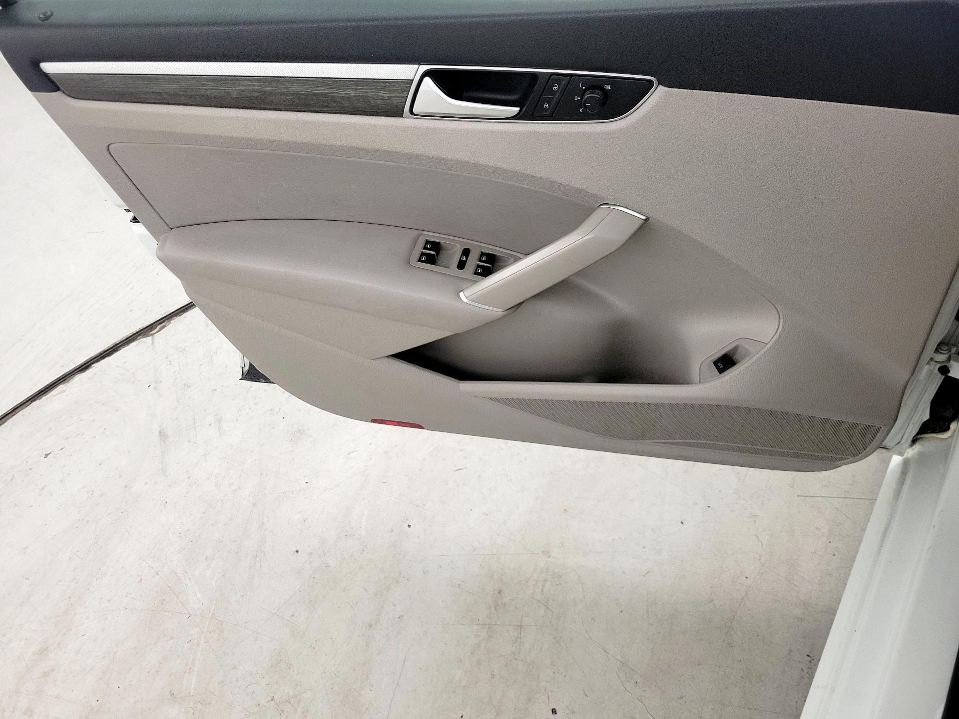 Thumbnail: 2018 Volkswagen Passat - 12