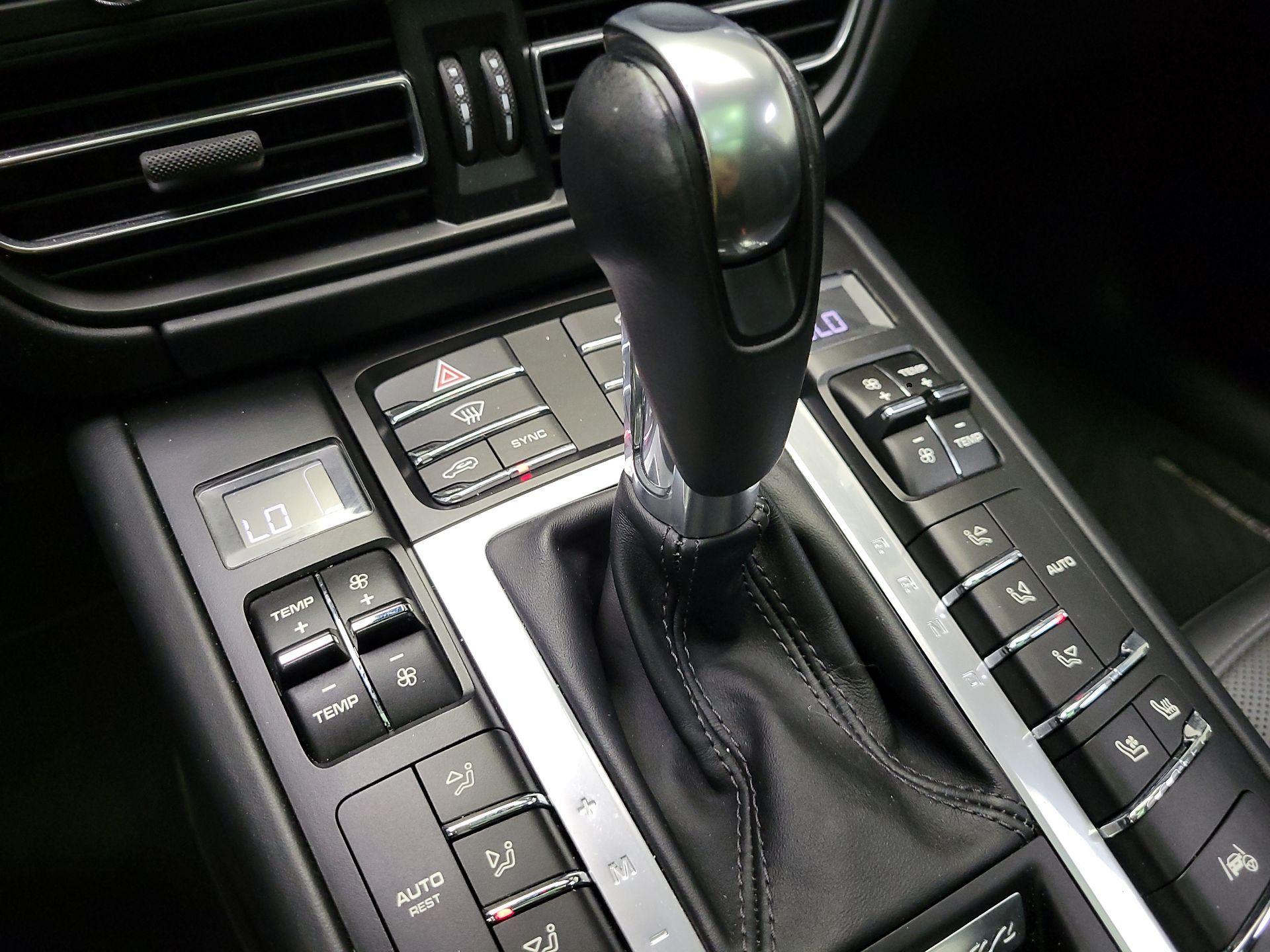 Thumbnail: 2021 Porsche Macan - 17
