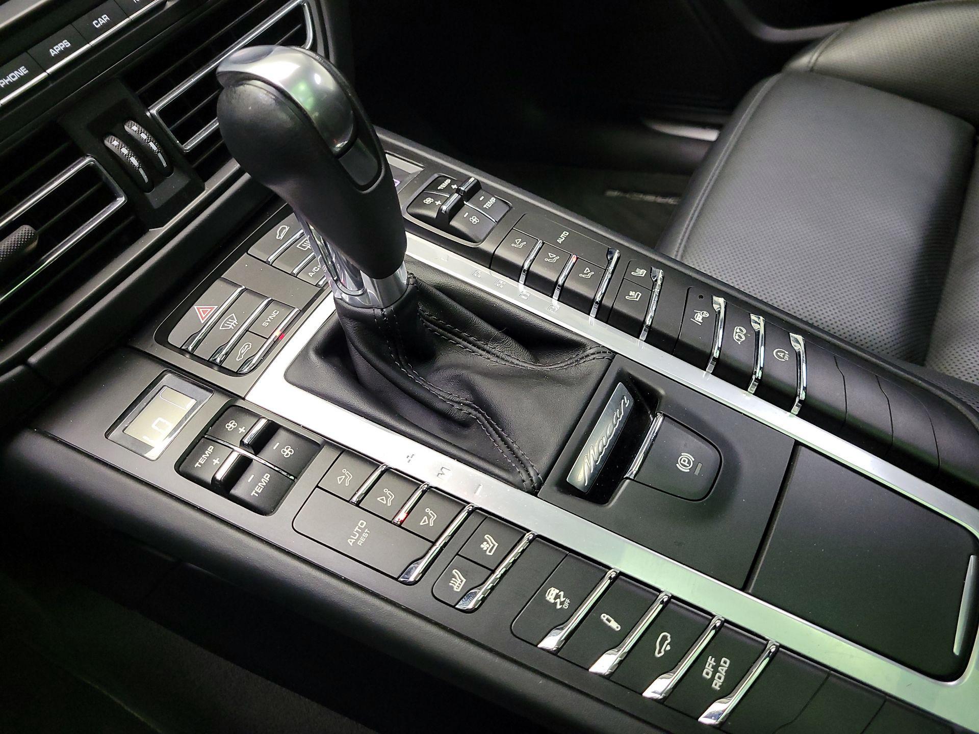 Thumbnail: 2021 Porsche Macan - 18
