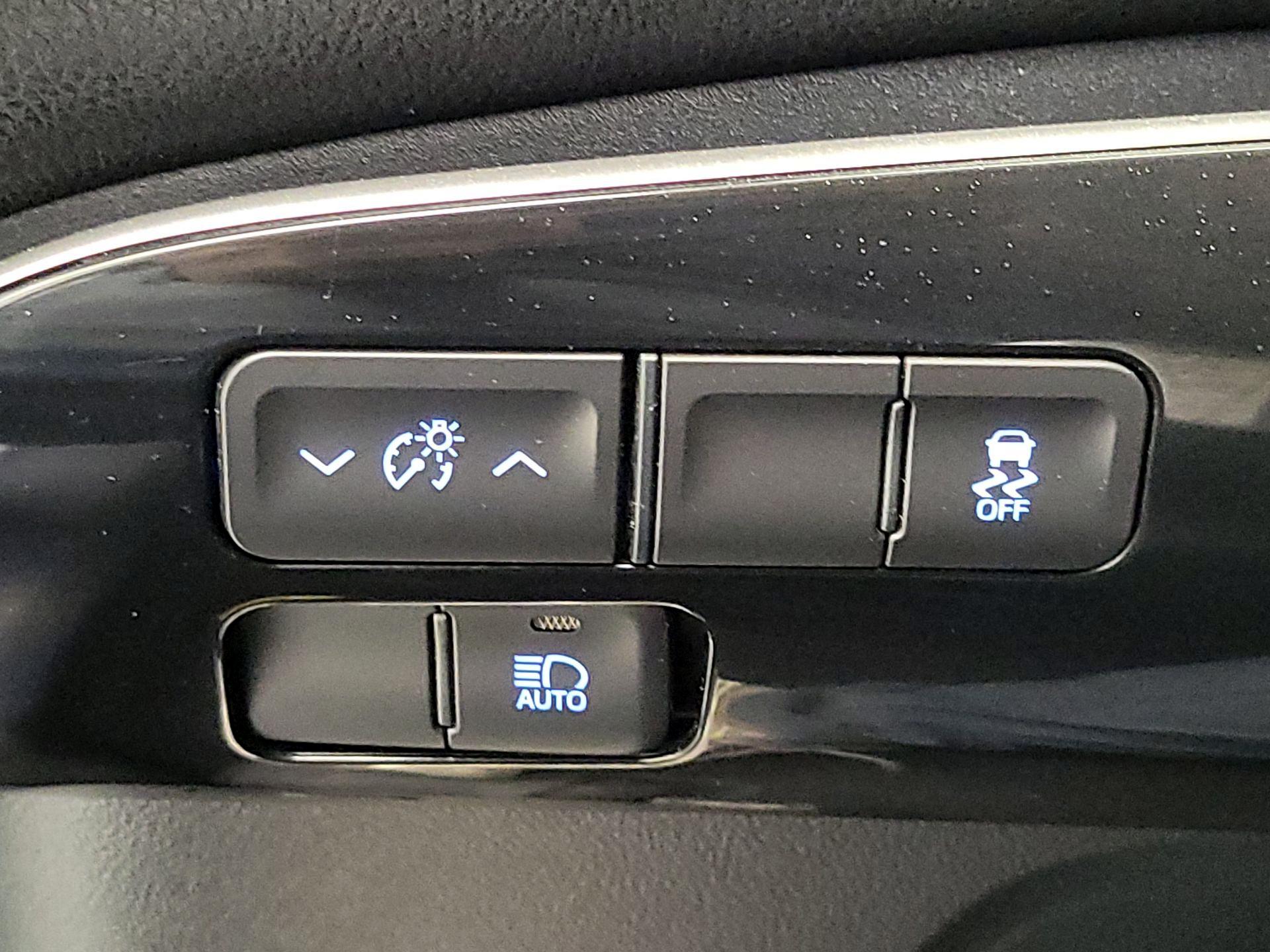 Thumbnail: 2016 Toyota Prius - 13