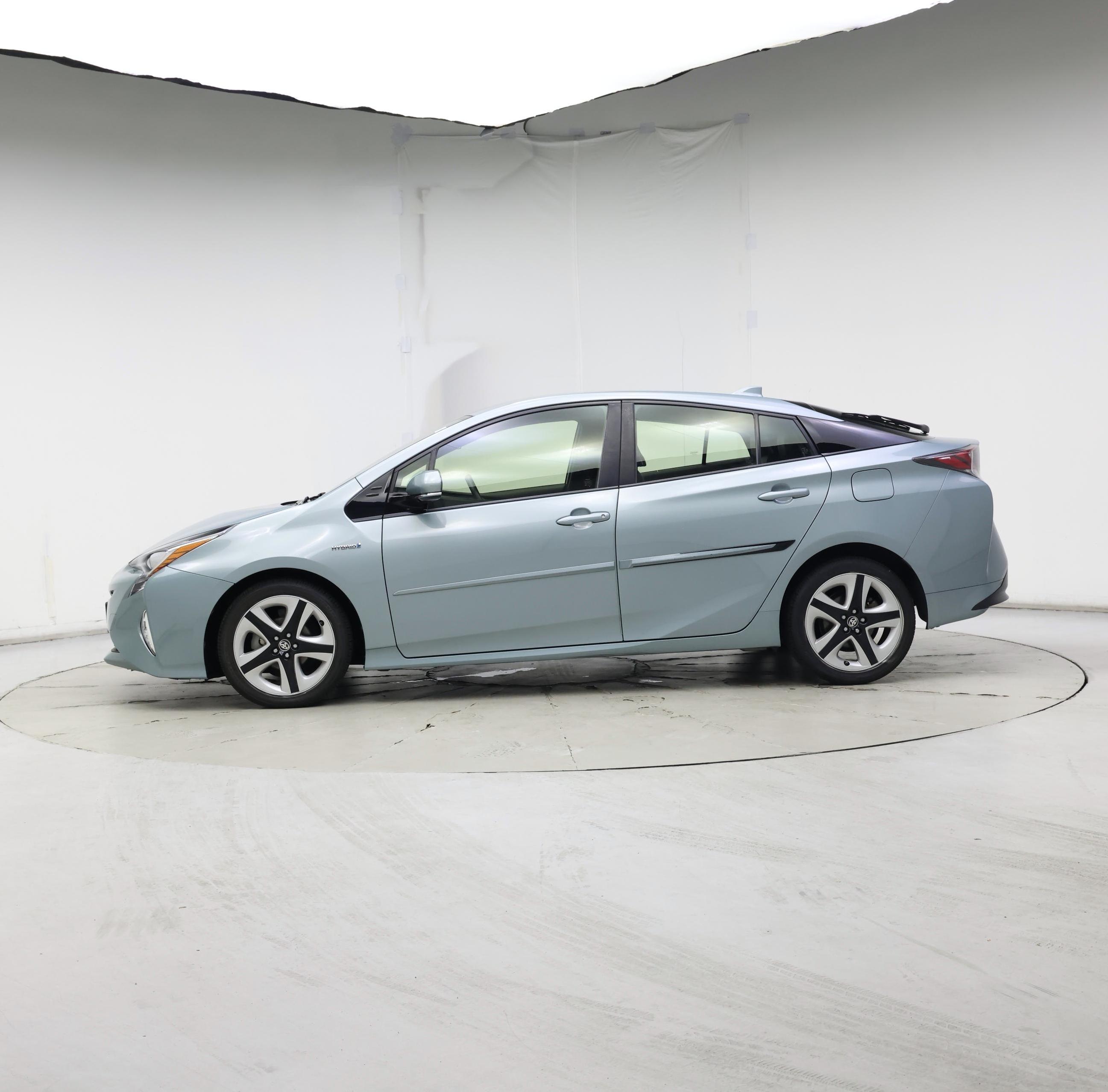 Thumbnail: 2016 Toyota Prius - 3