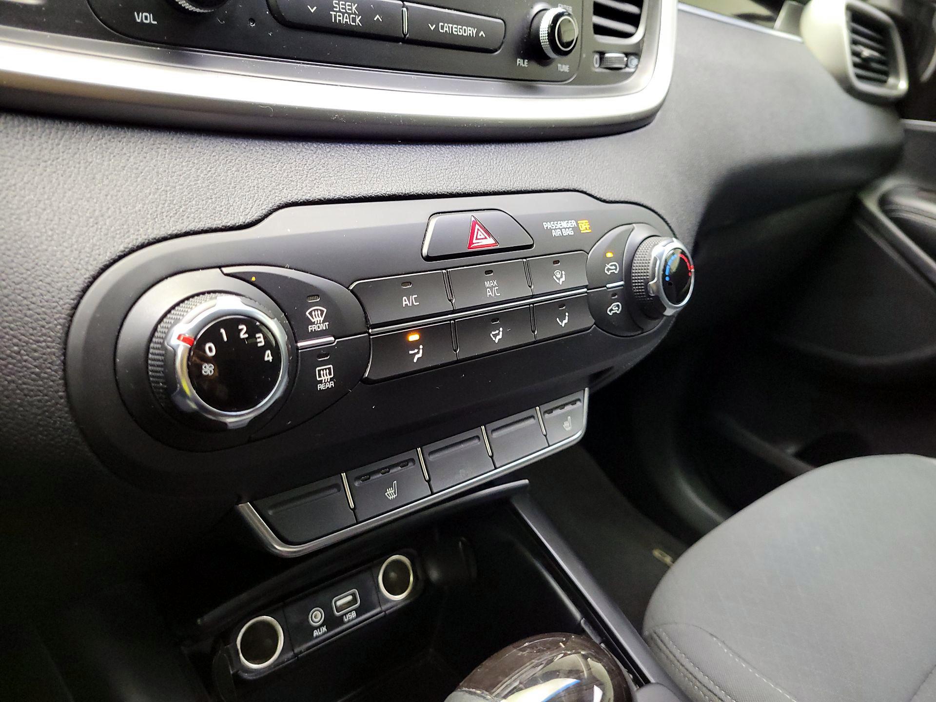 Thumbnail: 2016 Kia Sorento - 16