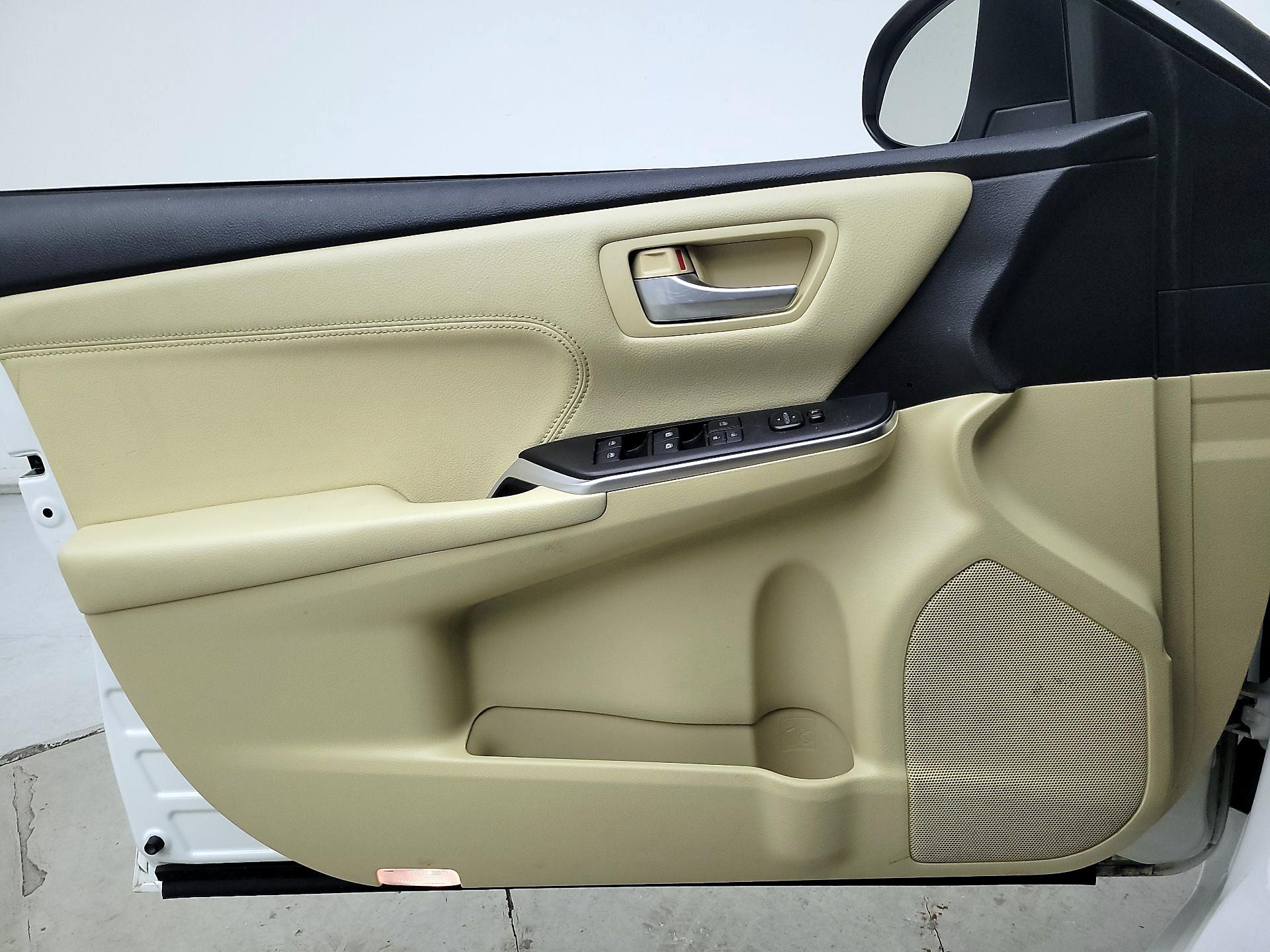 Thumbnail: 2017 Toyota Camry - 12
