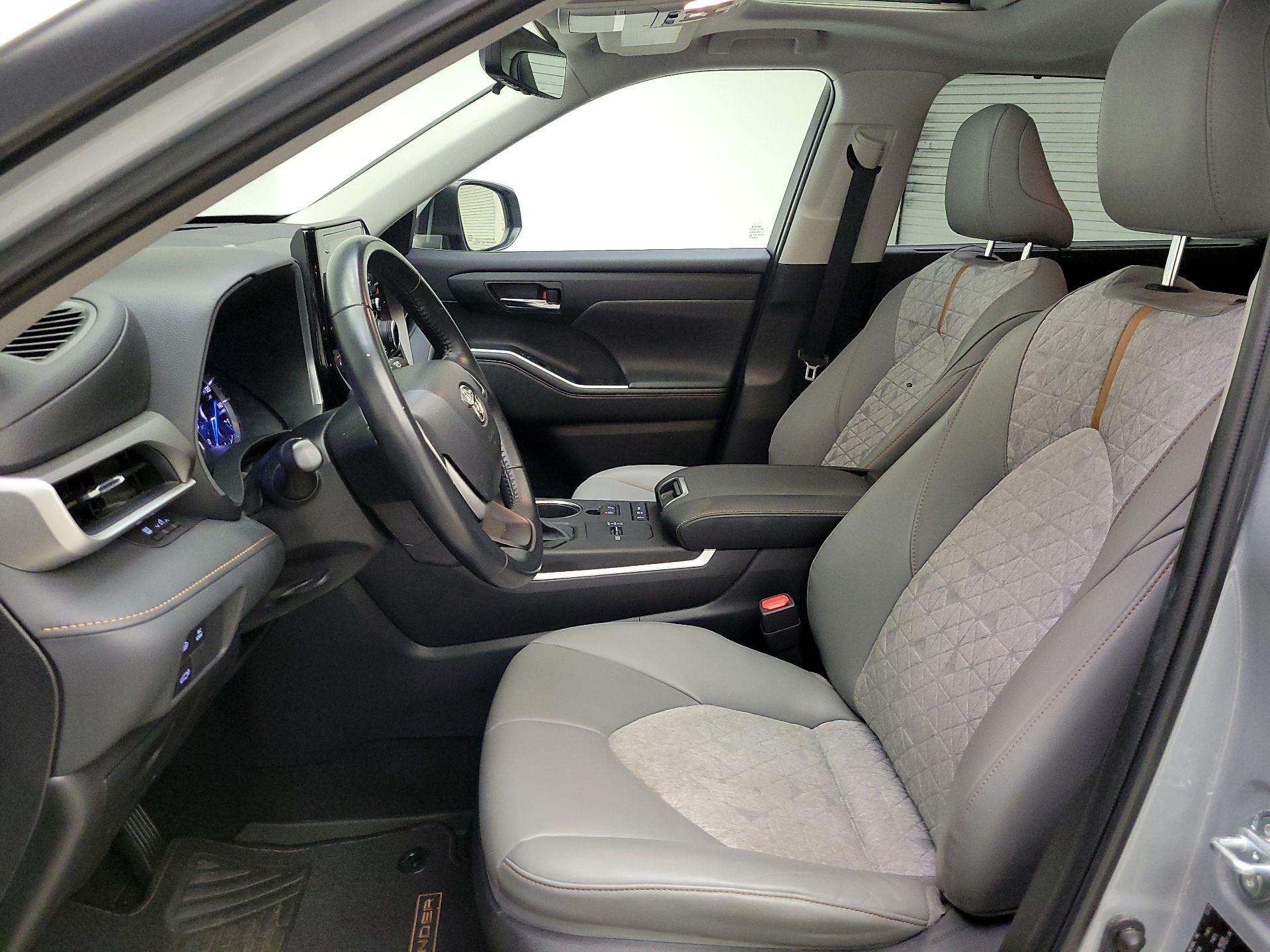 Thumbnail: 2022 Toyota Highlander - 11