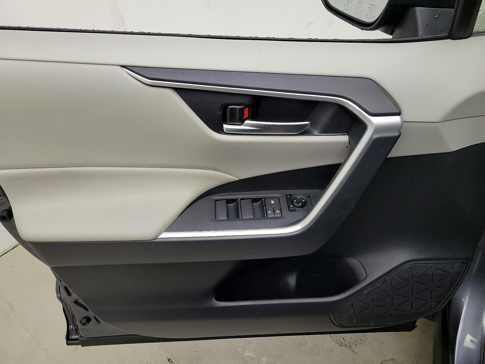 Thumbnail: 2019 Toyota RAV4 - 12