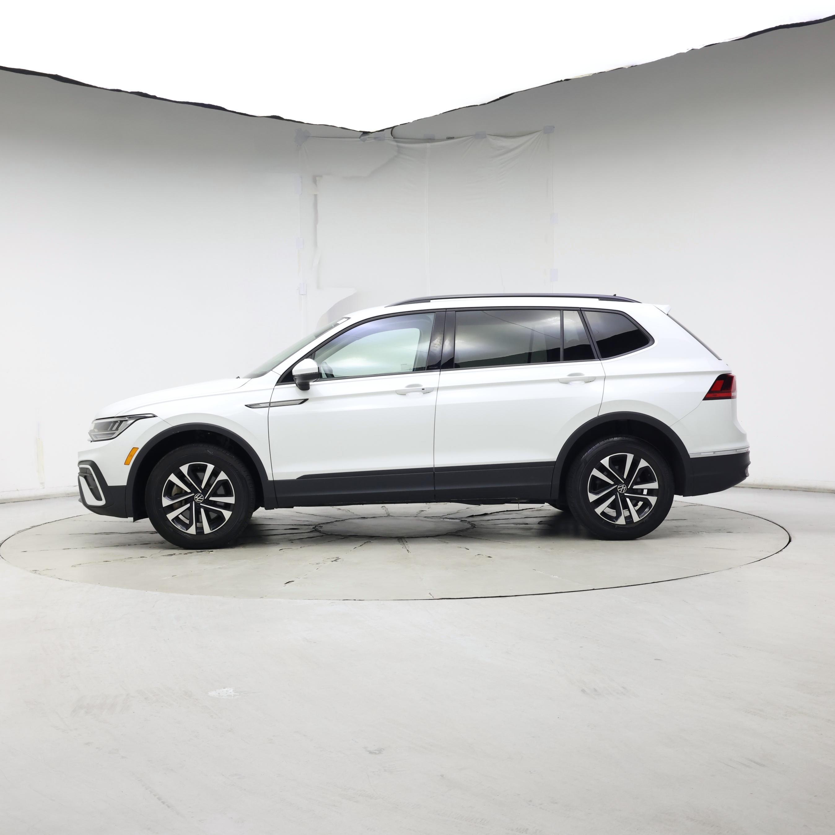 Thumbnail: 2022 Volkswagen Tiguan - 3
