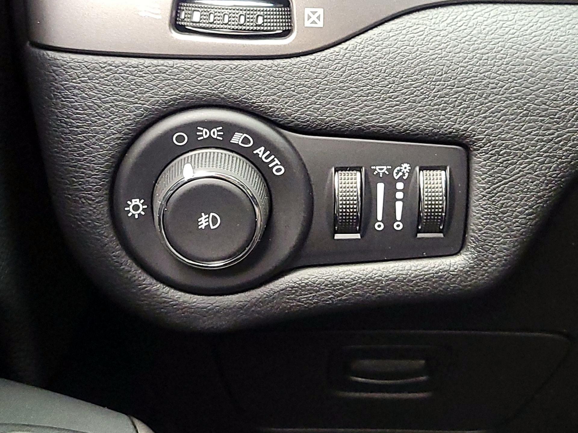 Thumbnail: 2019 Jeep Cherokee - 13