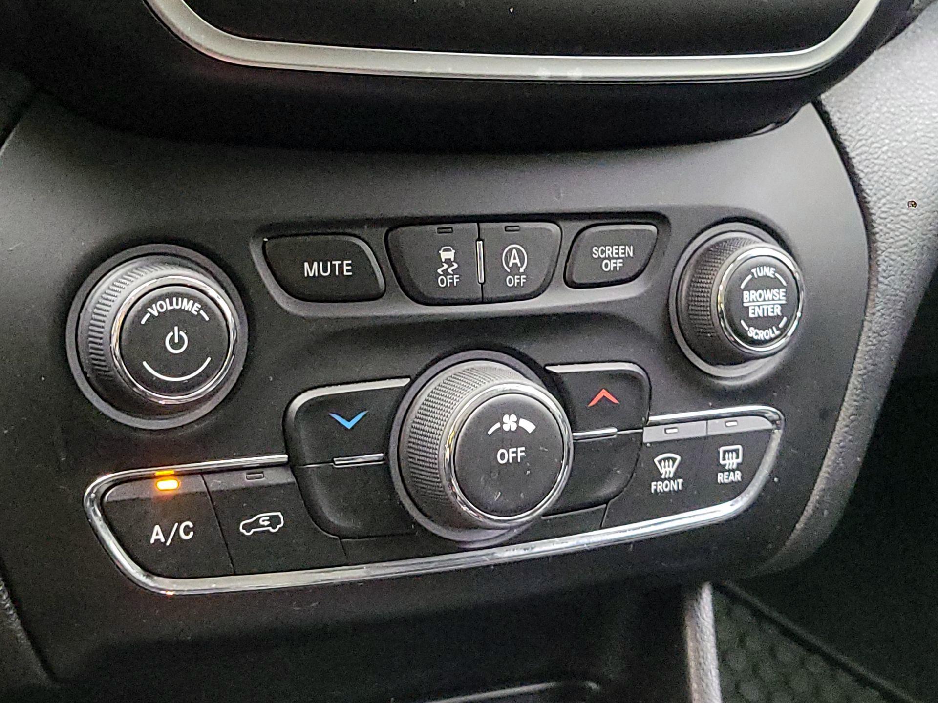 Thumbnail: 2019 Jeep Cherokee - 16