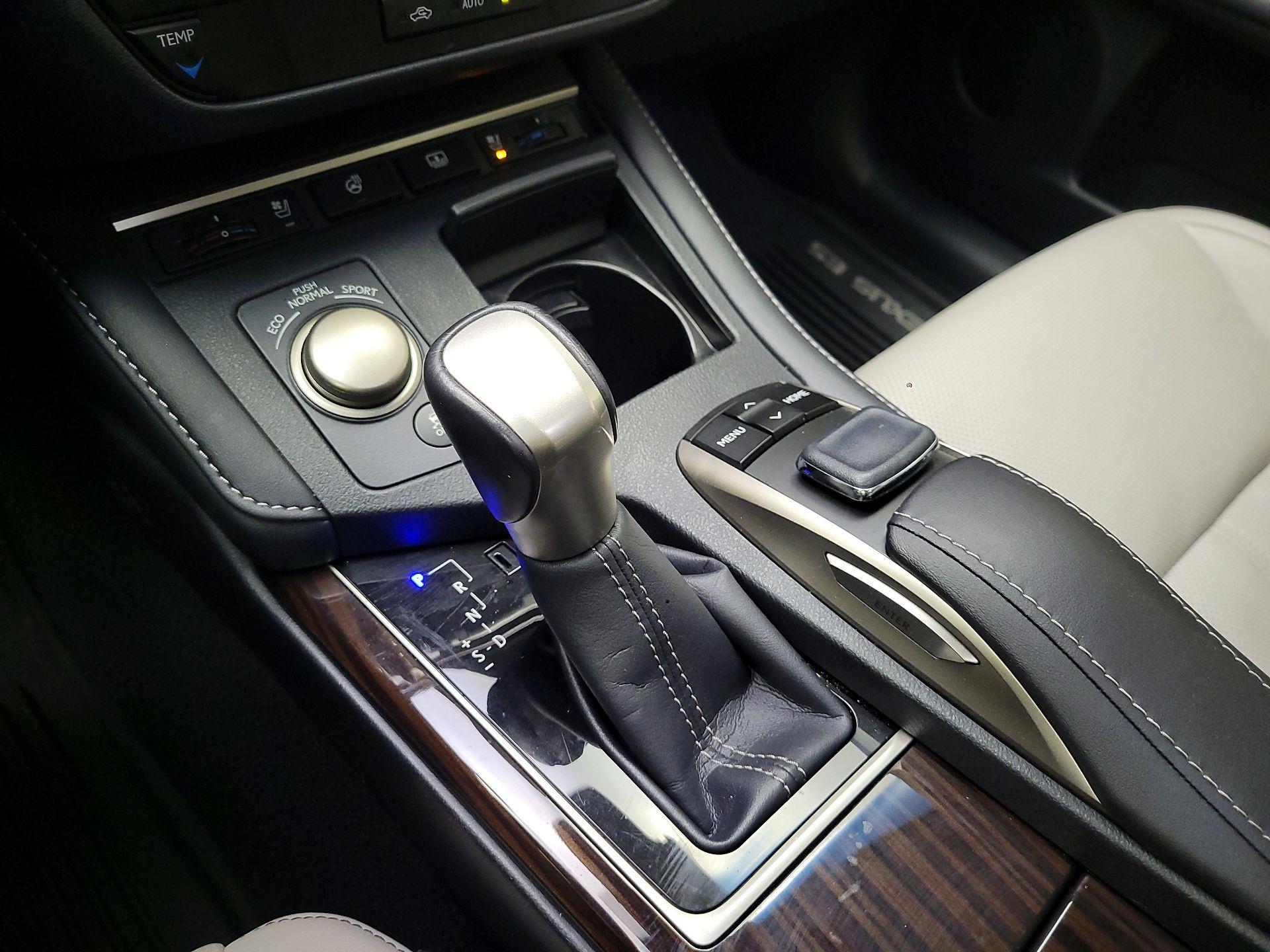 Thumbnail: 2016 Lexus ES - 18