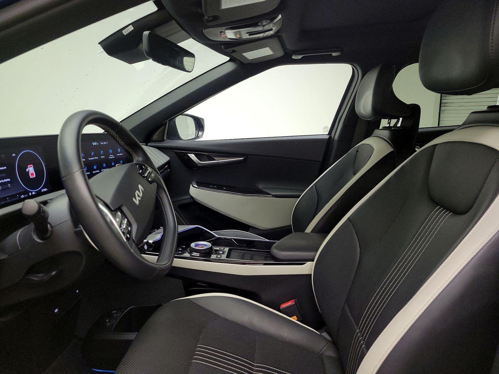 Thumbnail: 2022 Kia EV6 - 11