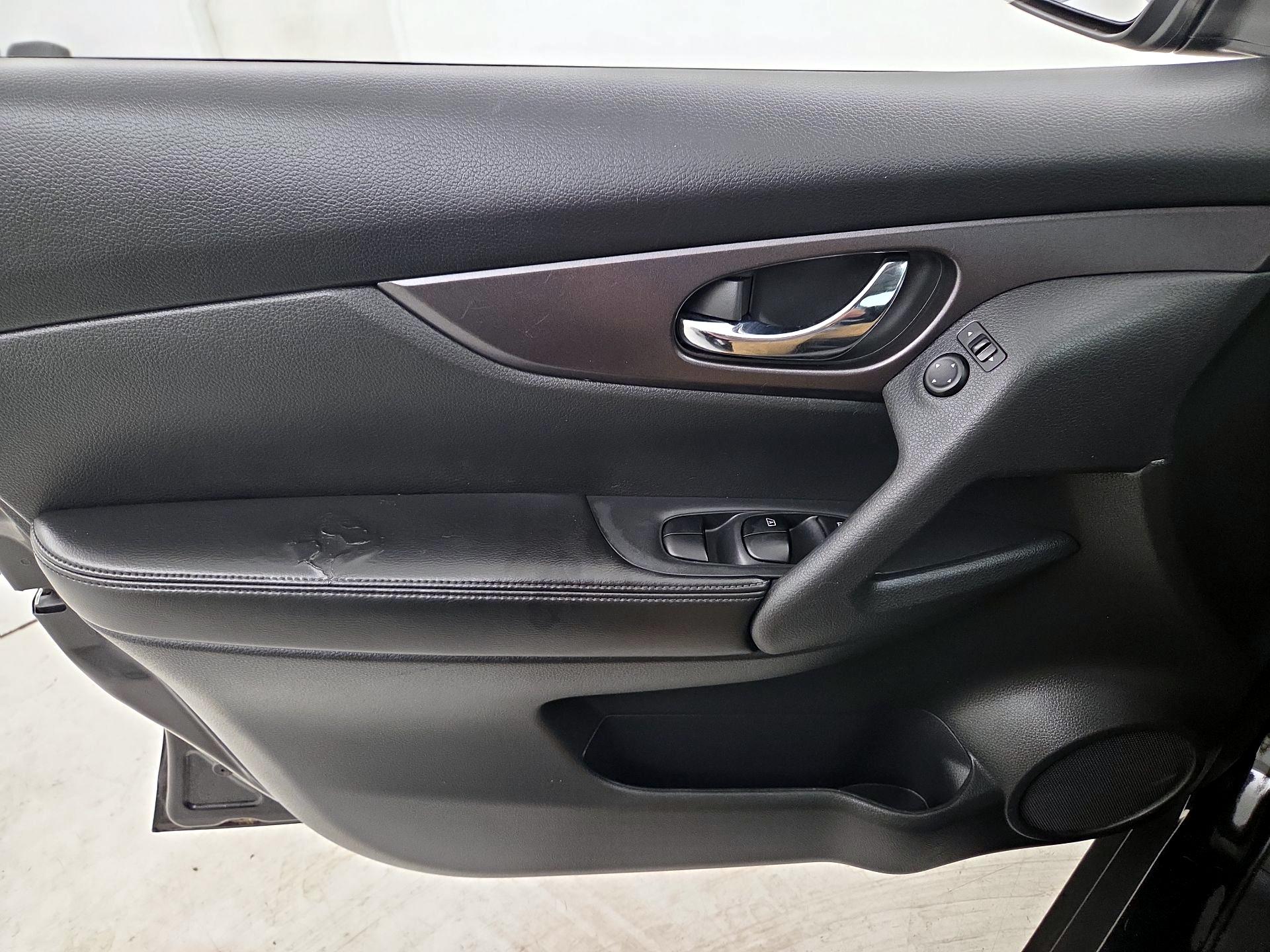 Thumbnail: 2016 Nissan Rogue - 12