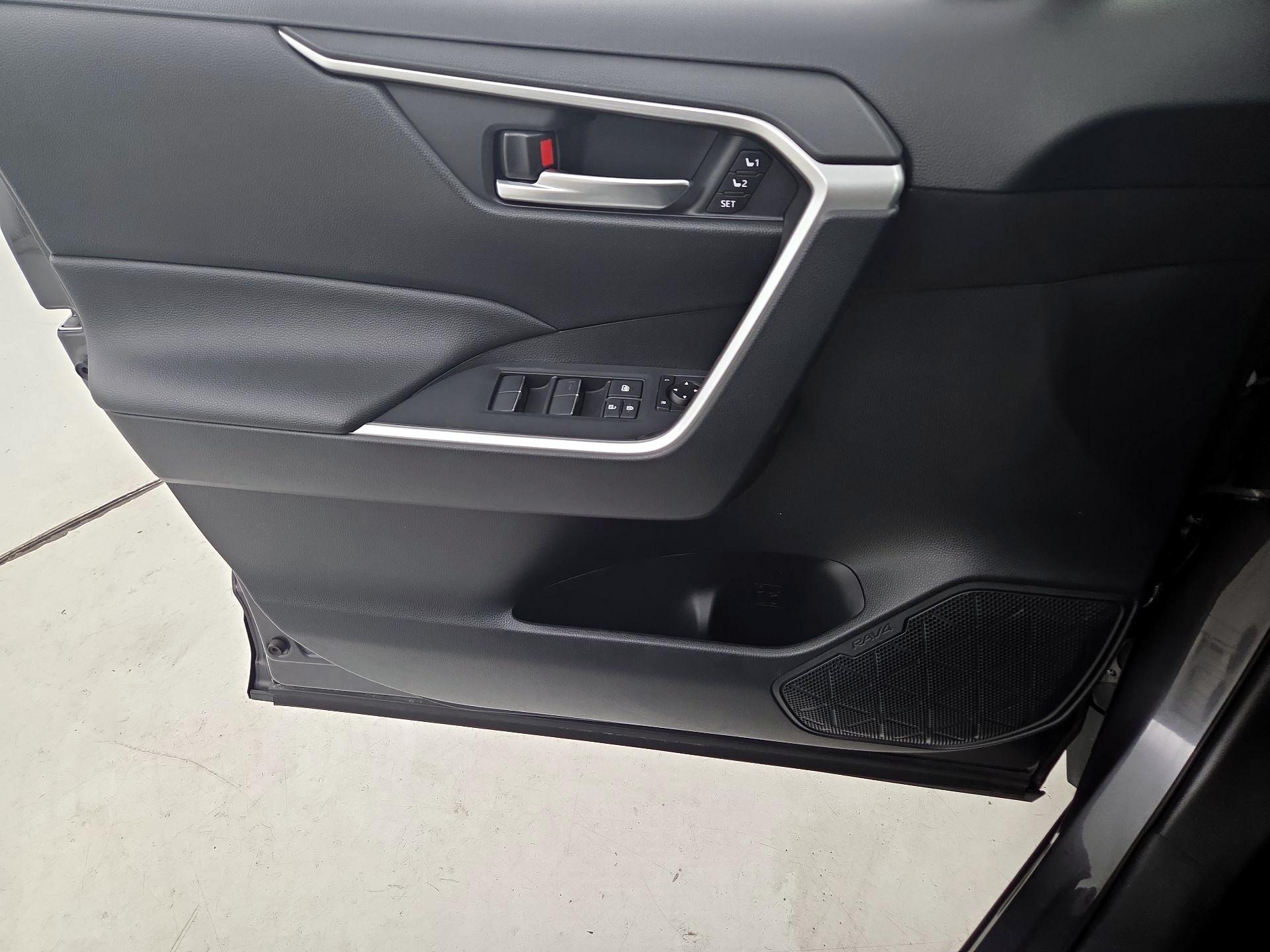 Thumbnail: 2019 Toyota RAV4 - 12