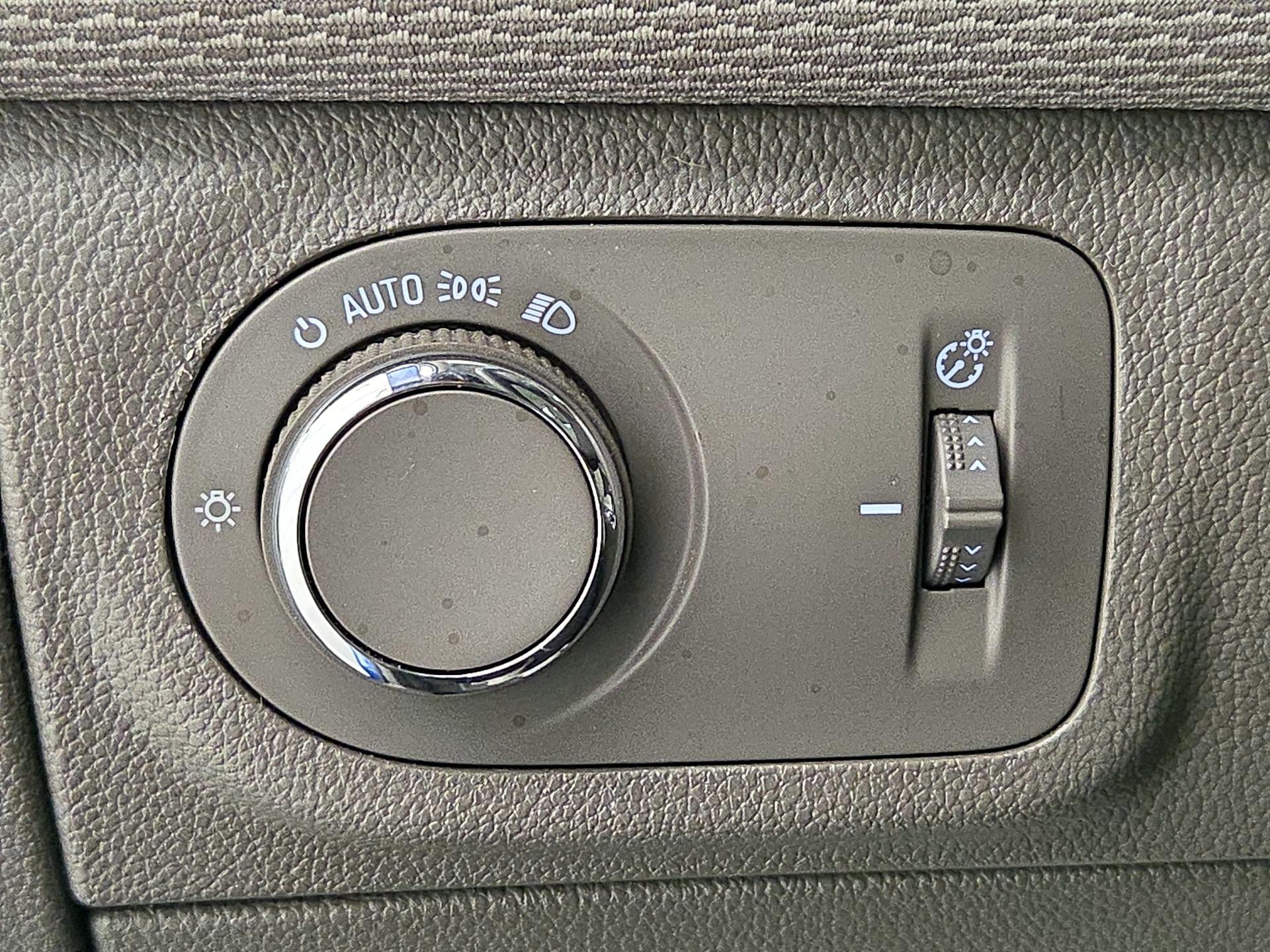 Thumbnail: 2018 Chevrolet Cruze - 13