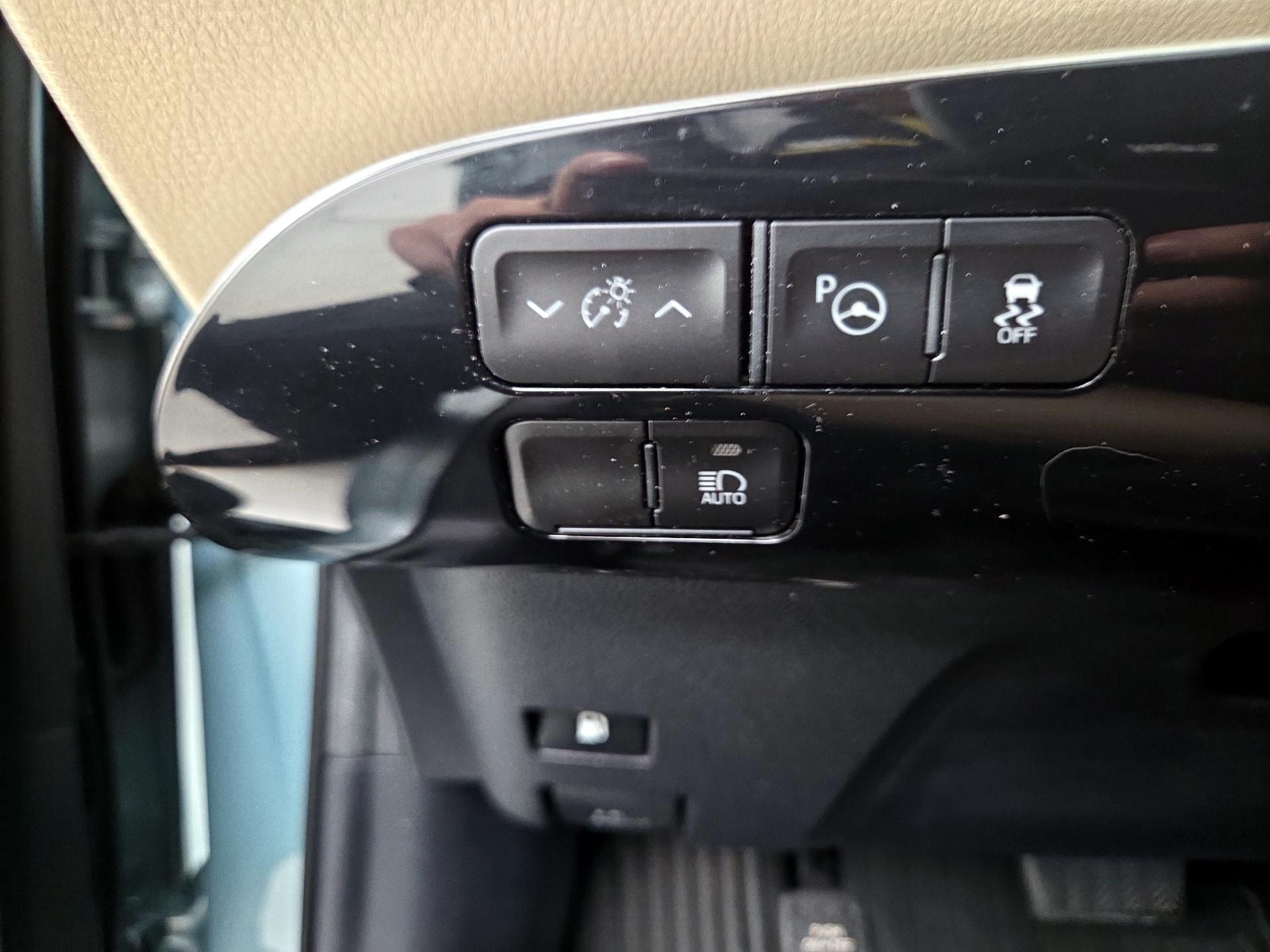 Thumbnail: 2019 Toyota Prius - 13